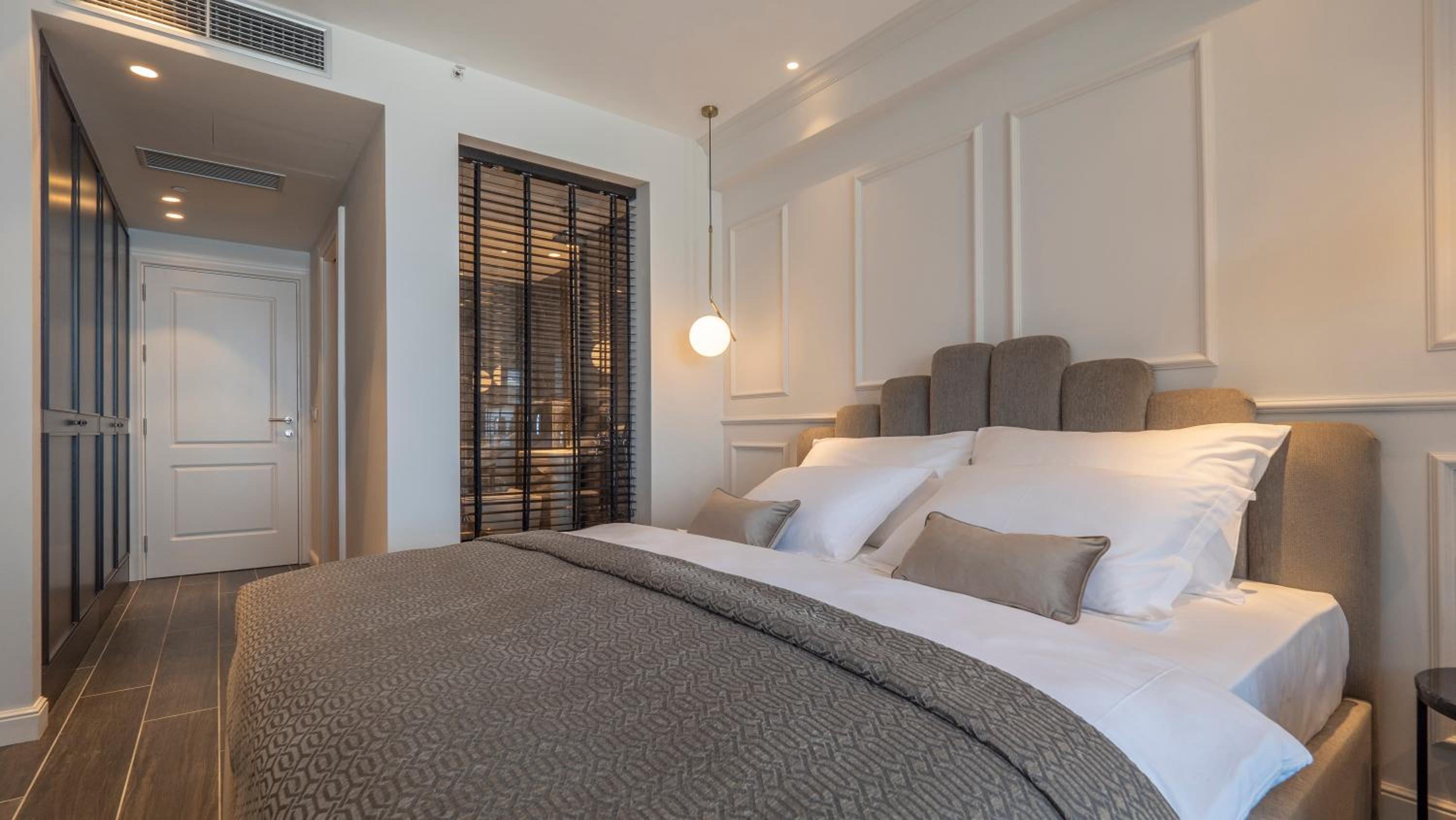 Double Room with Pool View - Photo 3