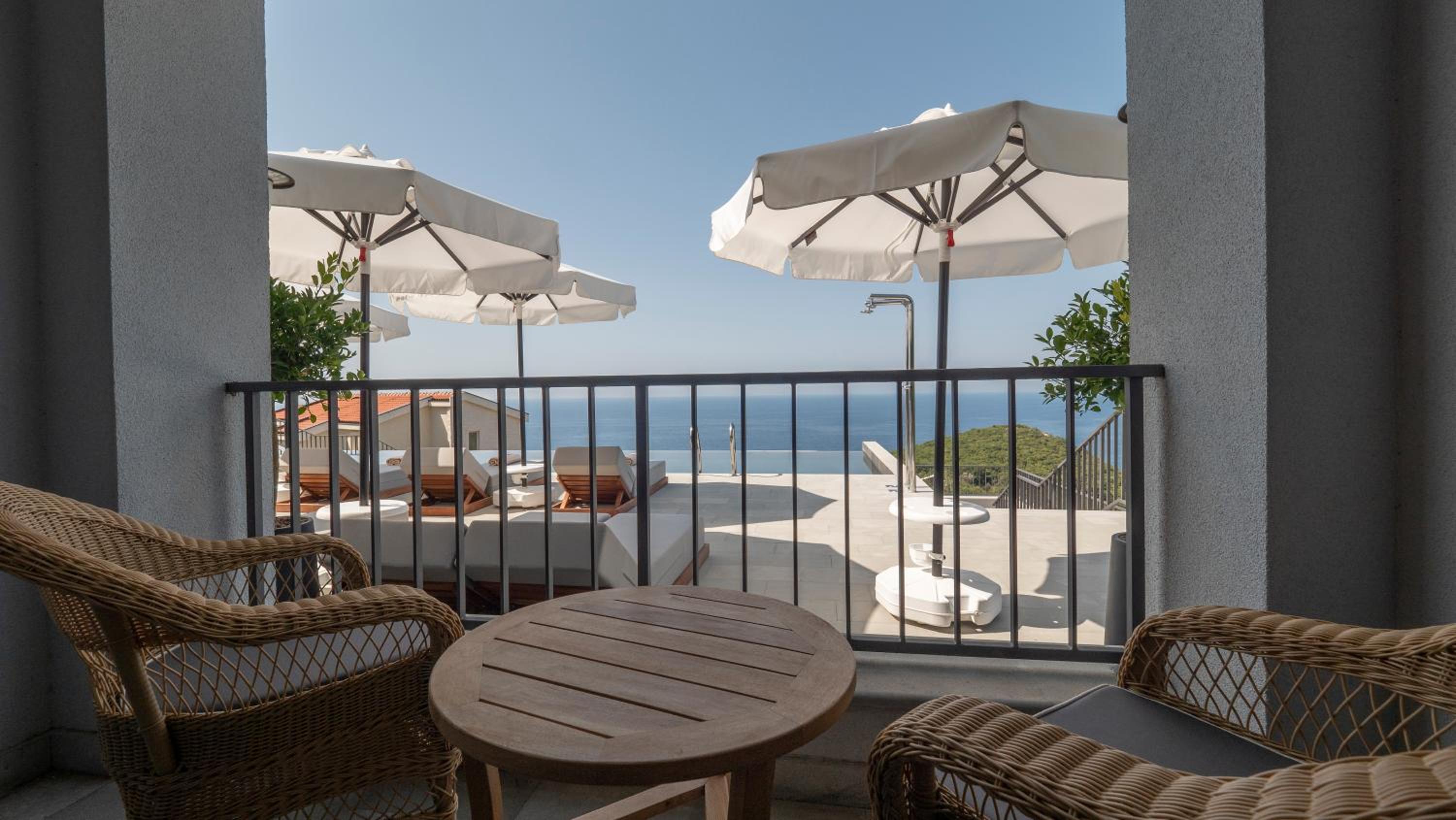 Double Room with Pool View - Photo 19