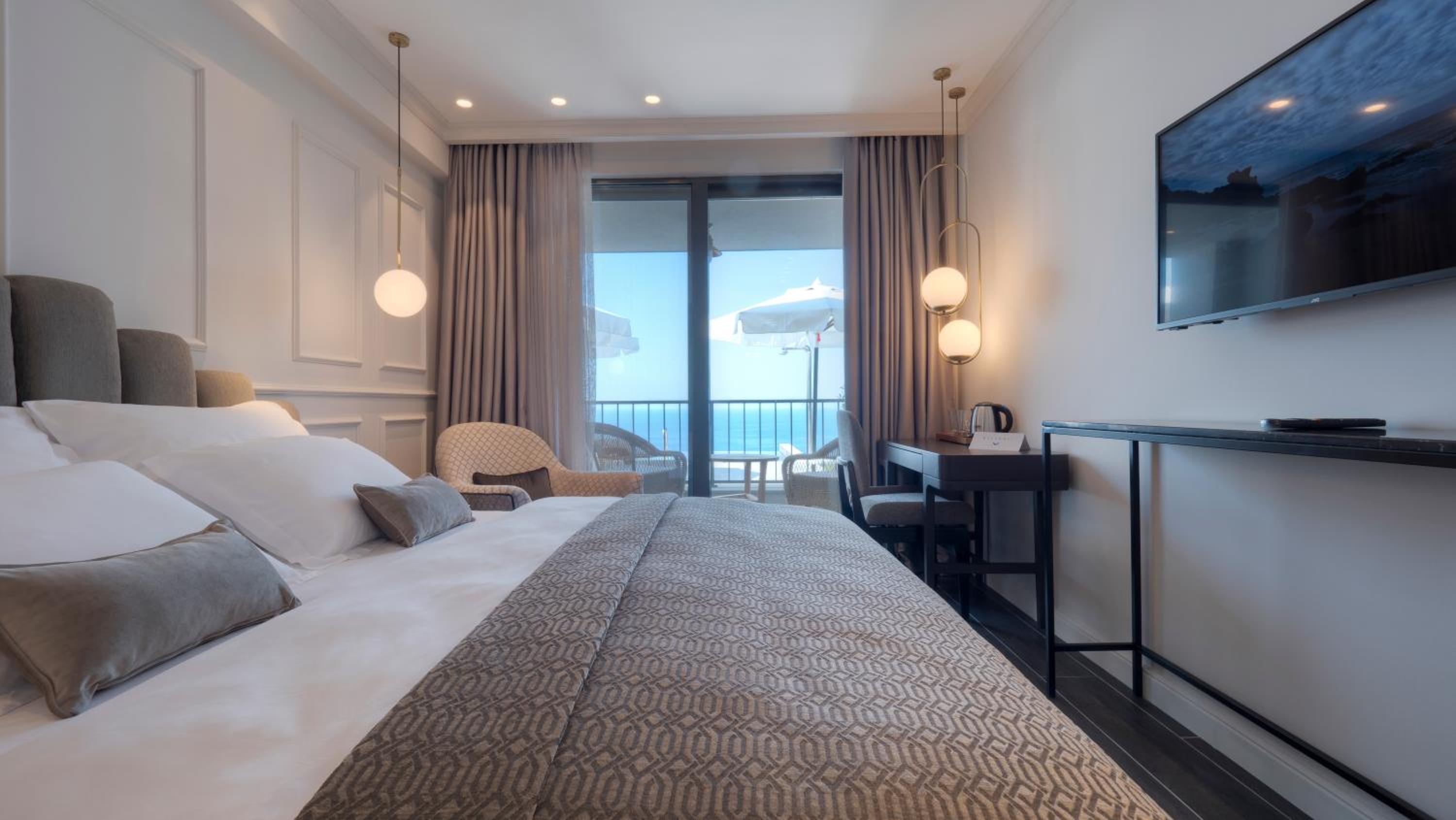 Double Room with Pool View - Photo 2