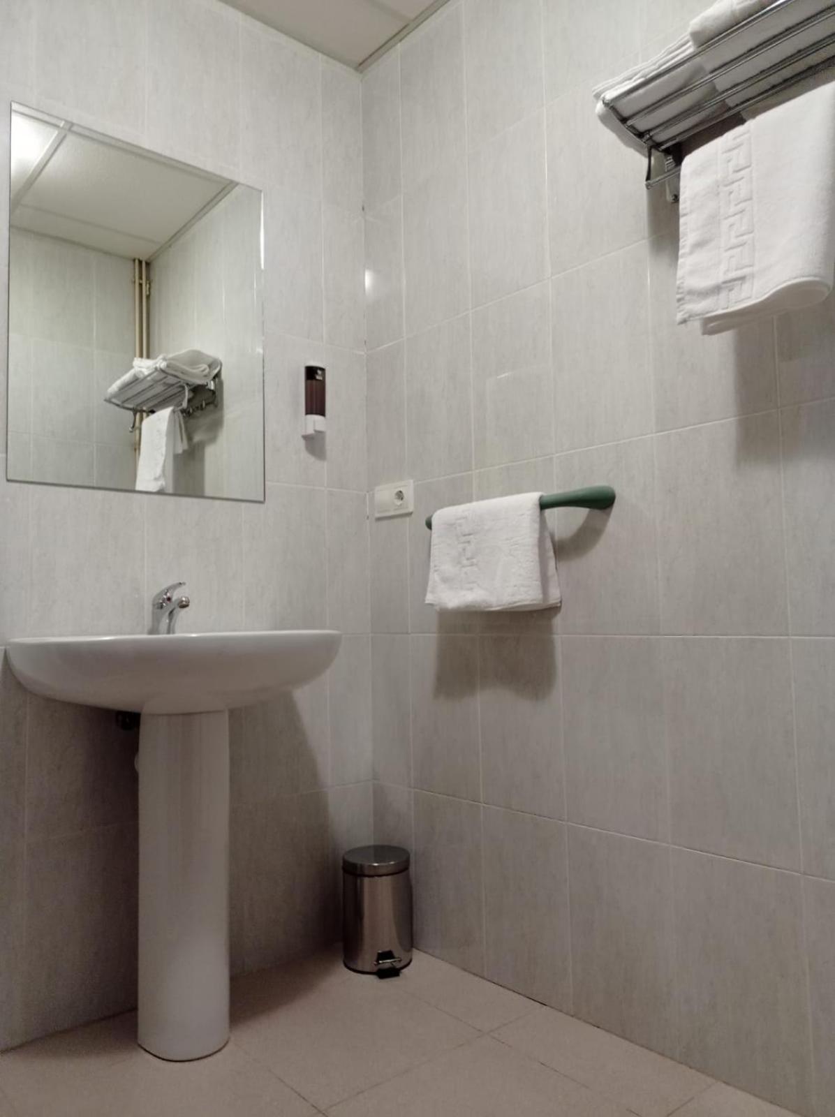 Twin Room - Photo 3