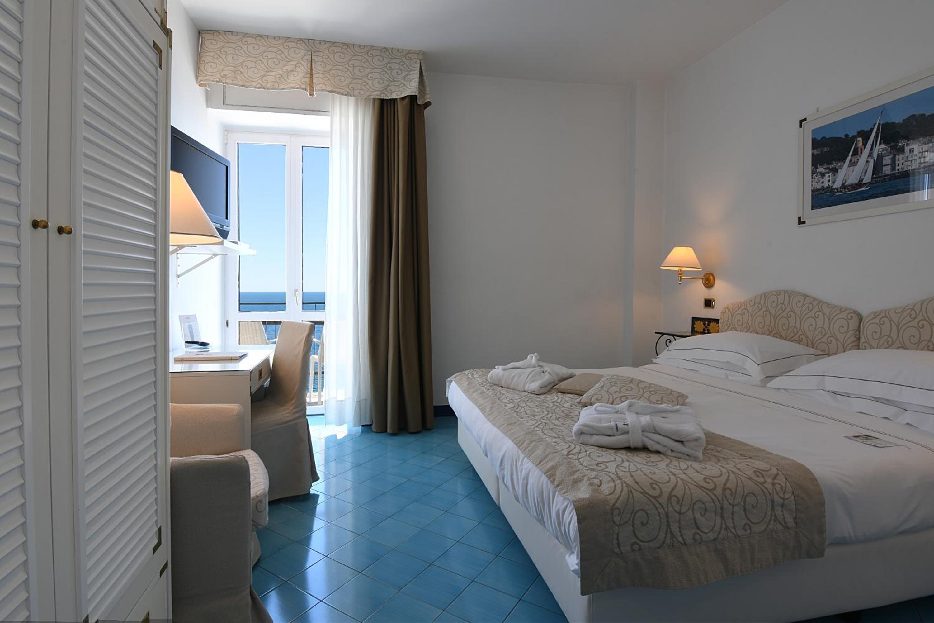 Deluxe King Room with Sea View - Photo 4