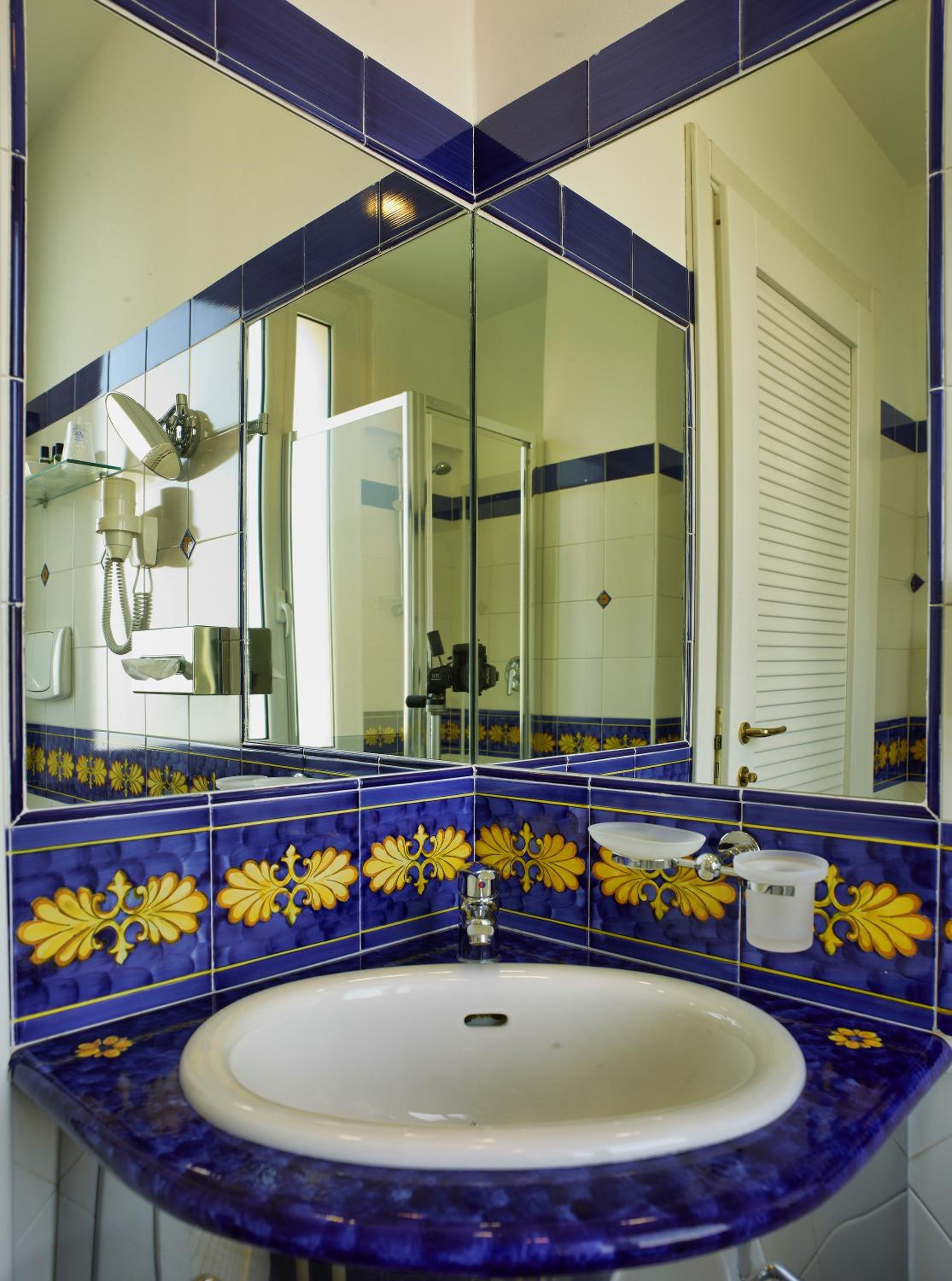 Deluxe King Room with Sea View - Photo 5