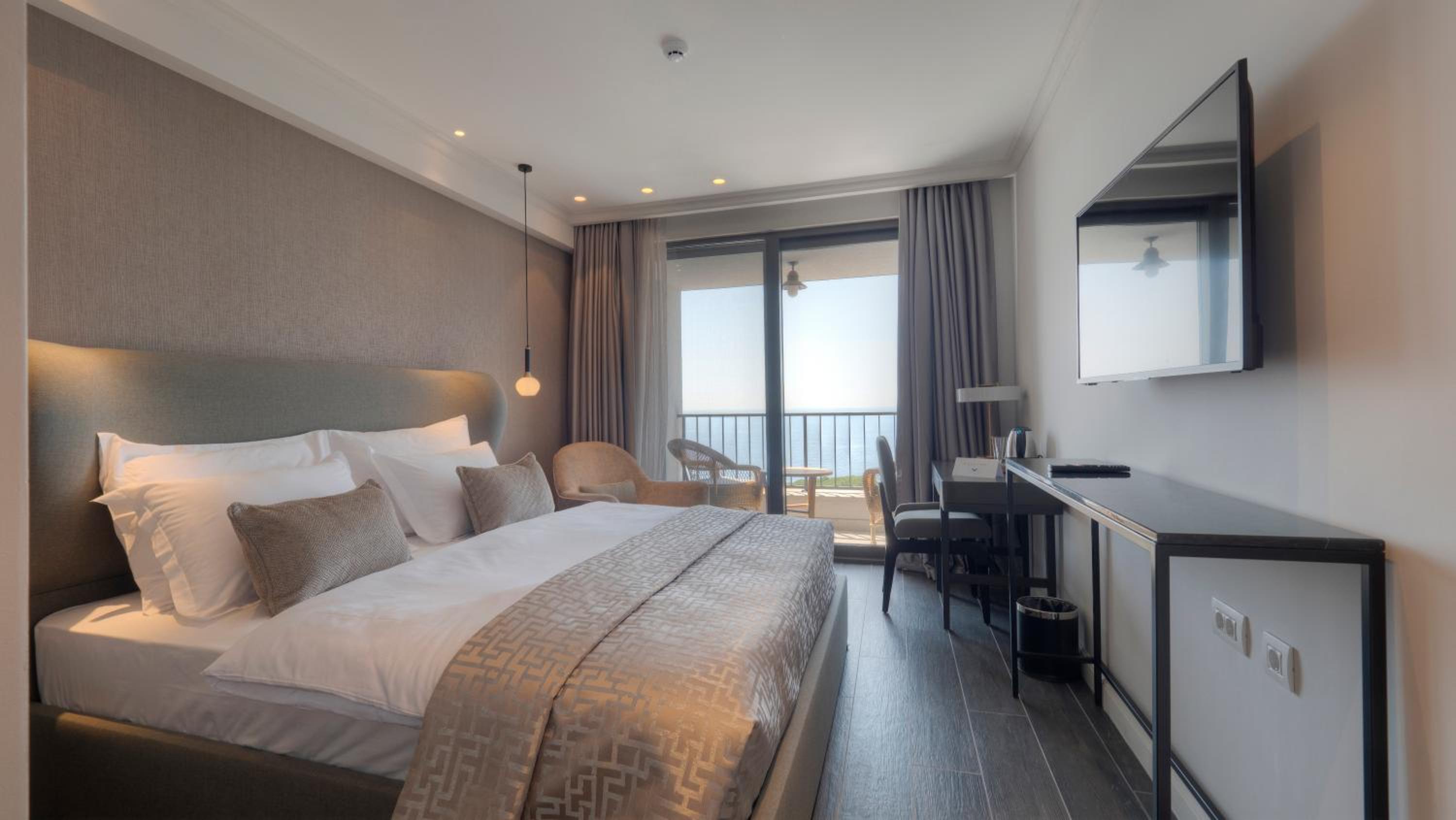 Double Room with Balcony and Sea View - Photo 12