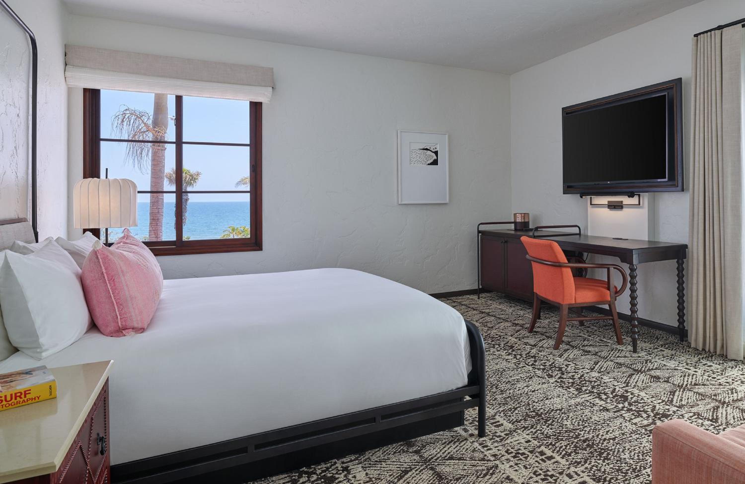 Corner King Room with View - Photo 1