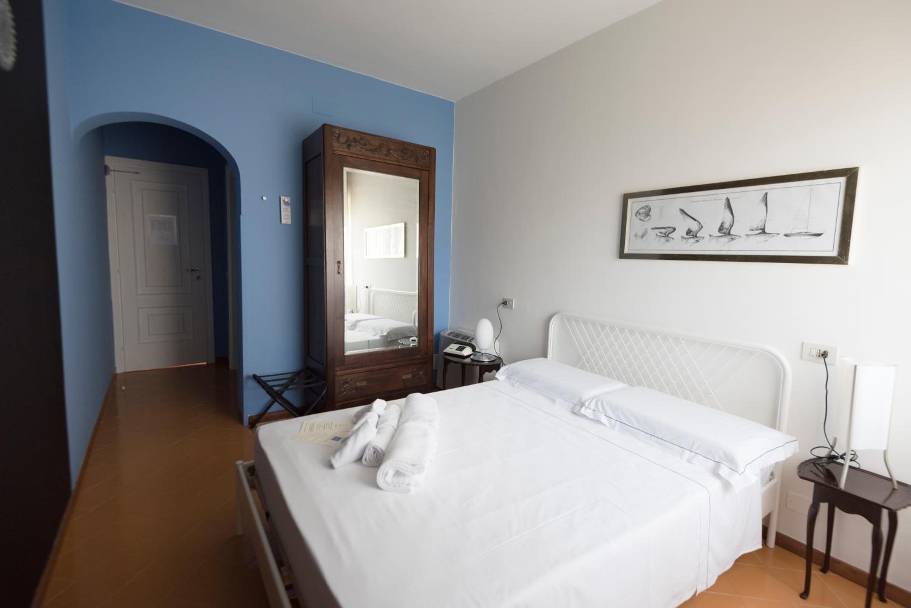 Small Double Room with Garden View photo 3