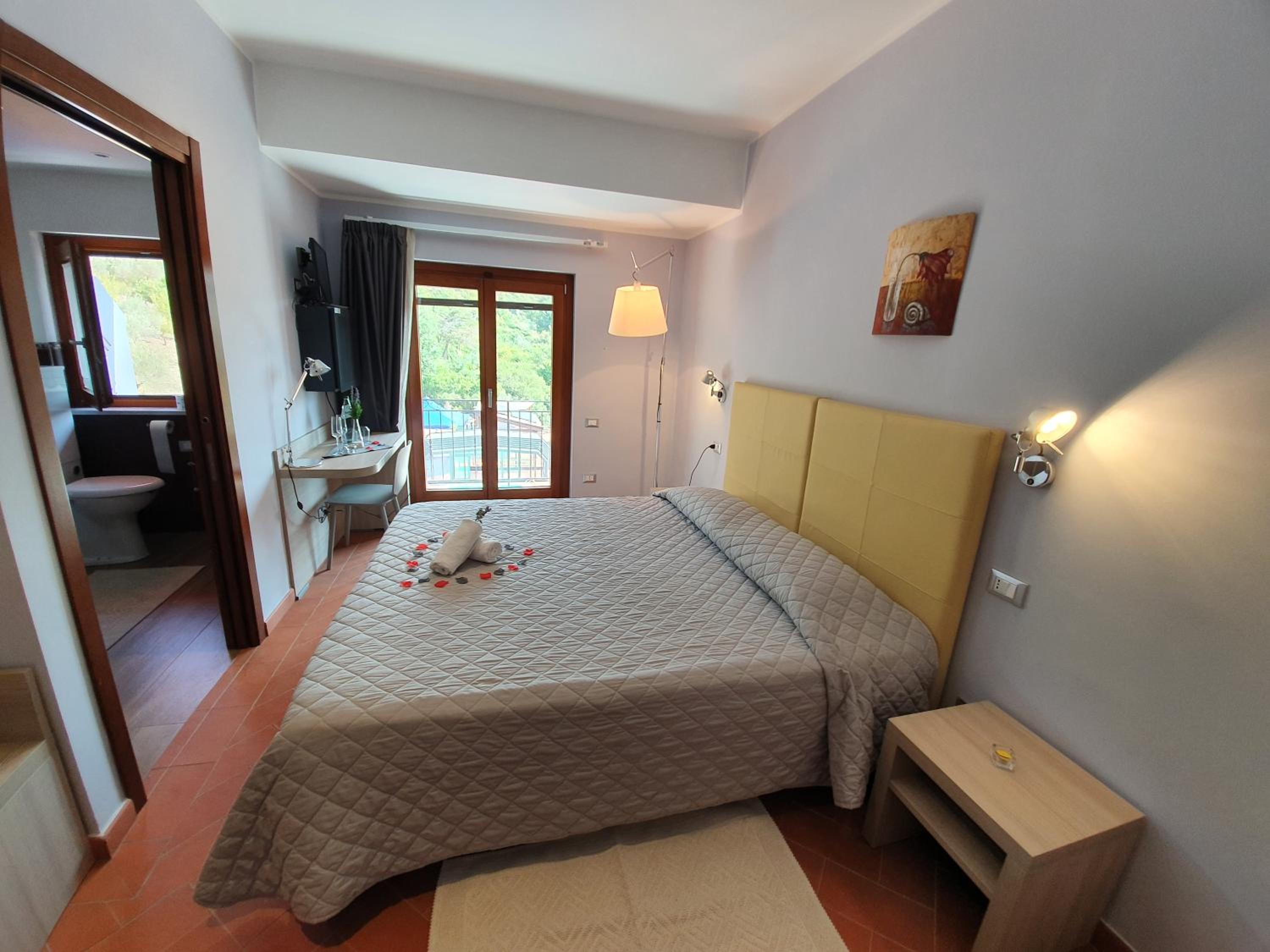 Deluxe Double Room with Shower