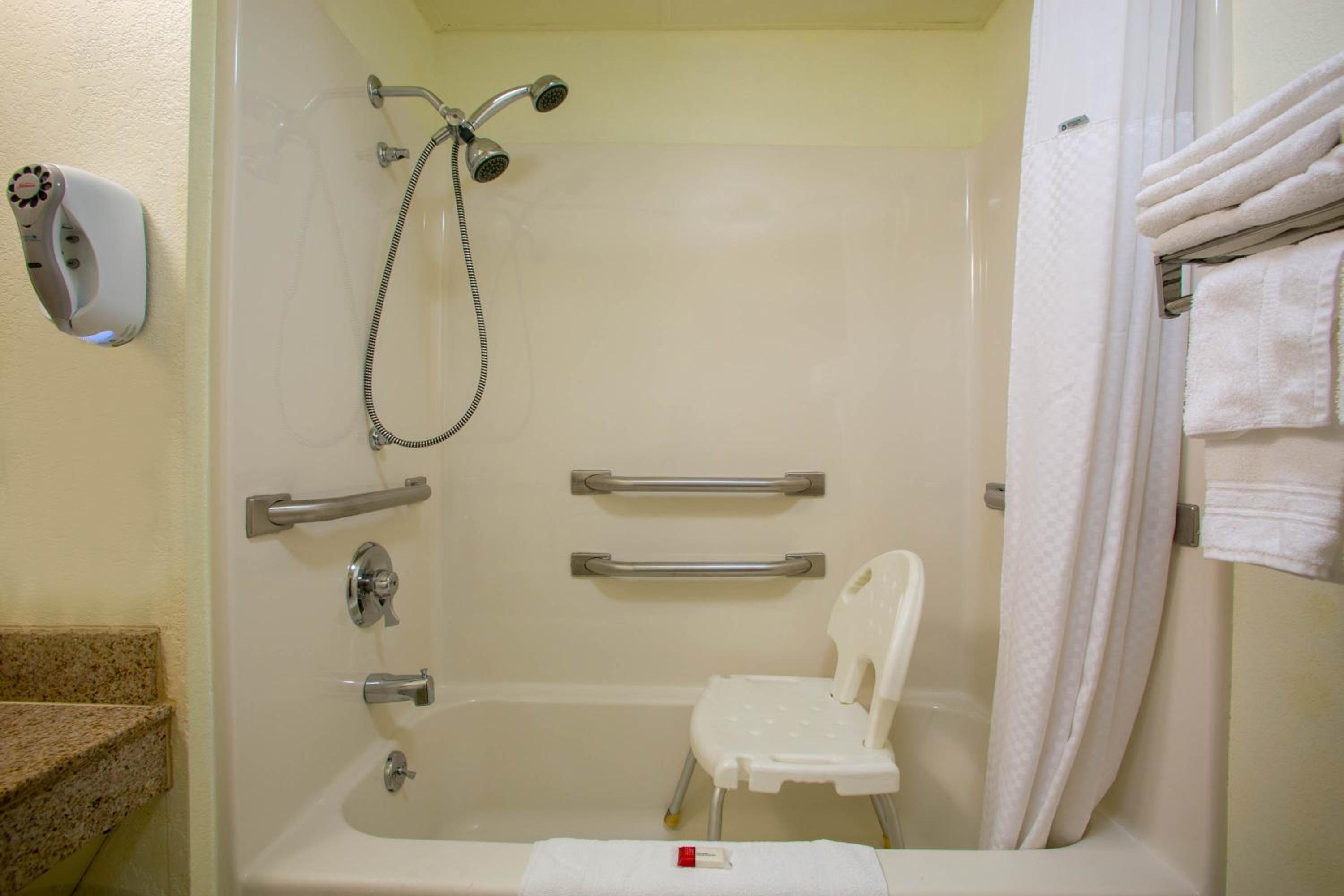 Queen Room with Two Queen Beds and Bath Tub - Mobility Accessible/Non-Smoking - Photo 4