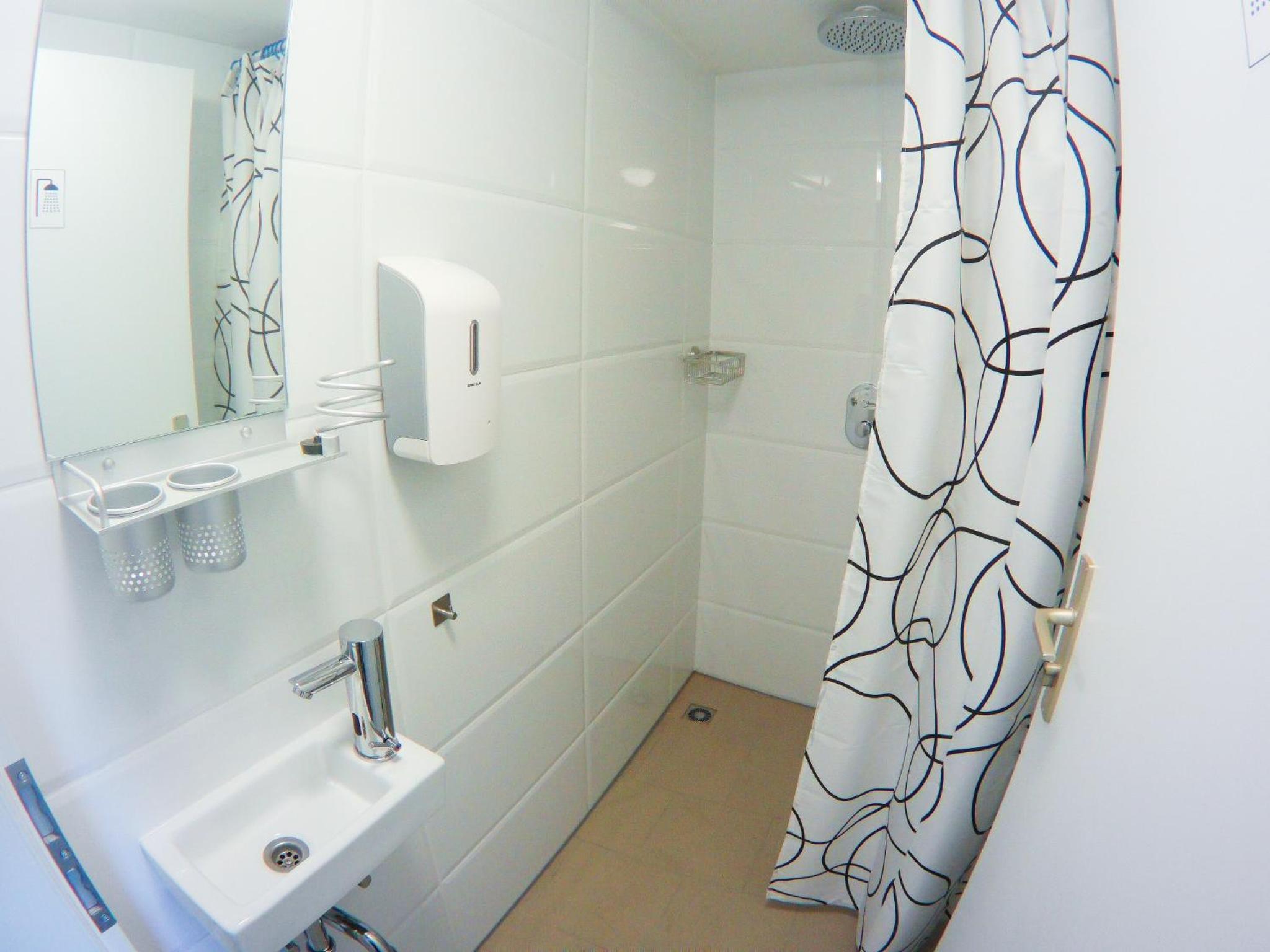 Budget Double Room - Photo 11