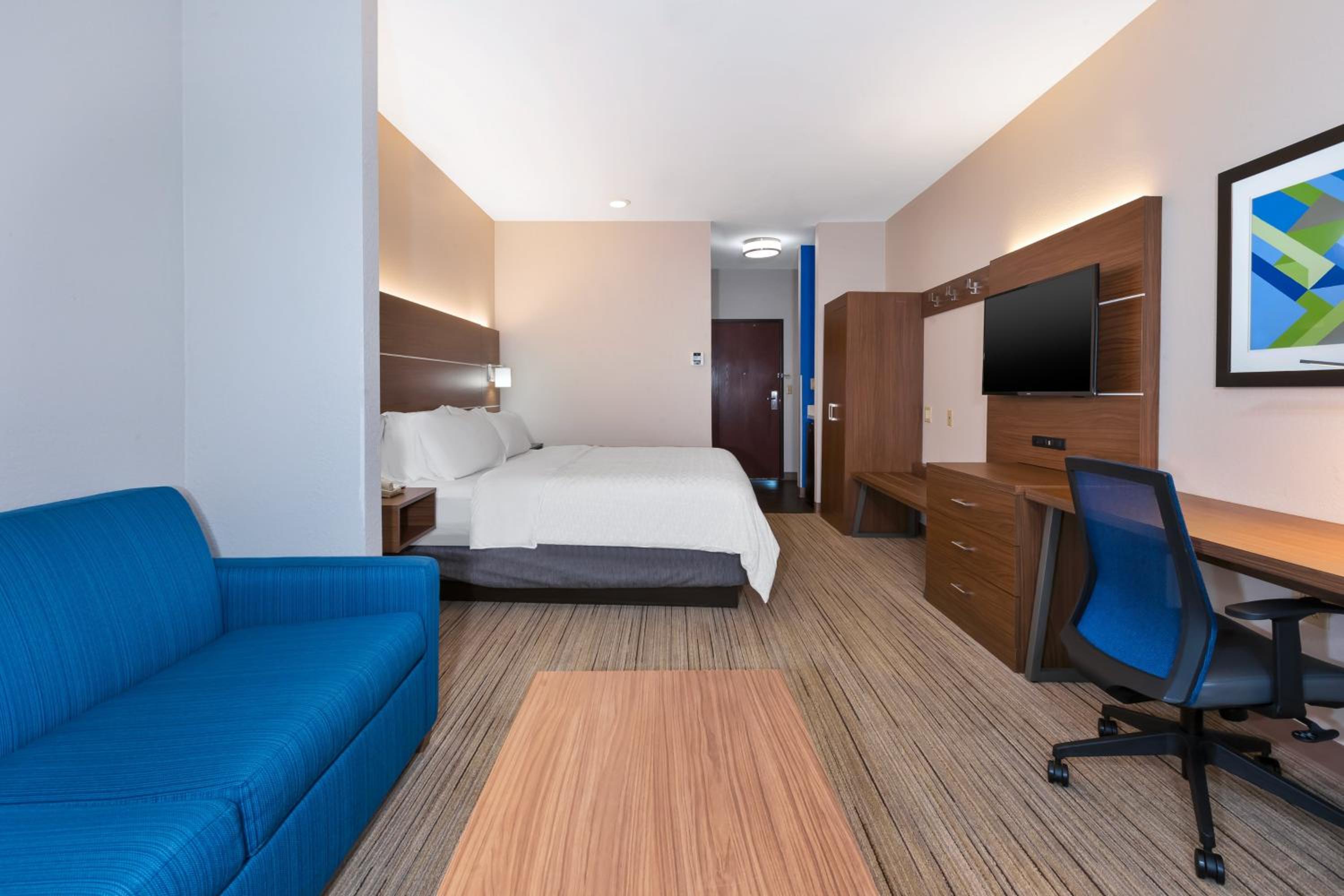 King Suite with Sofa Bed - Non-Smoking - Photo 1
