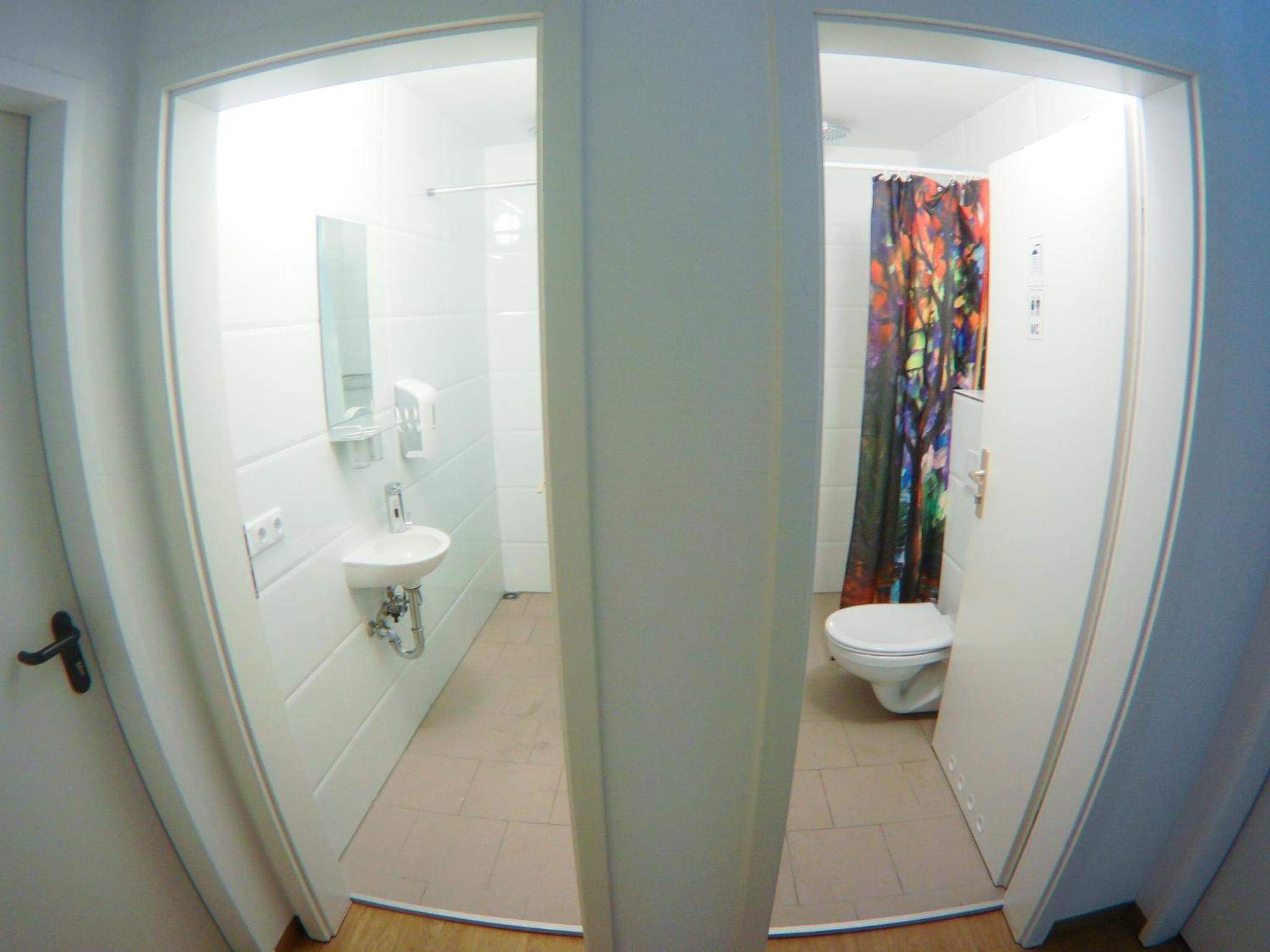 Budget Double Room - Photo 12