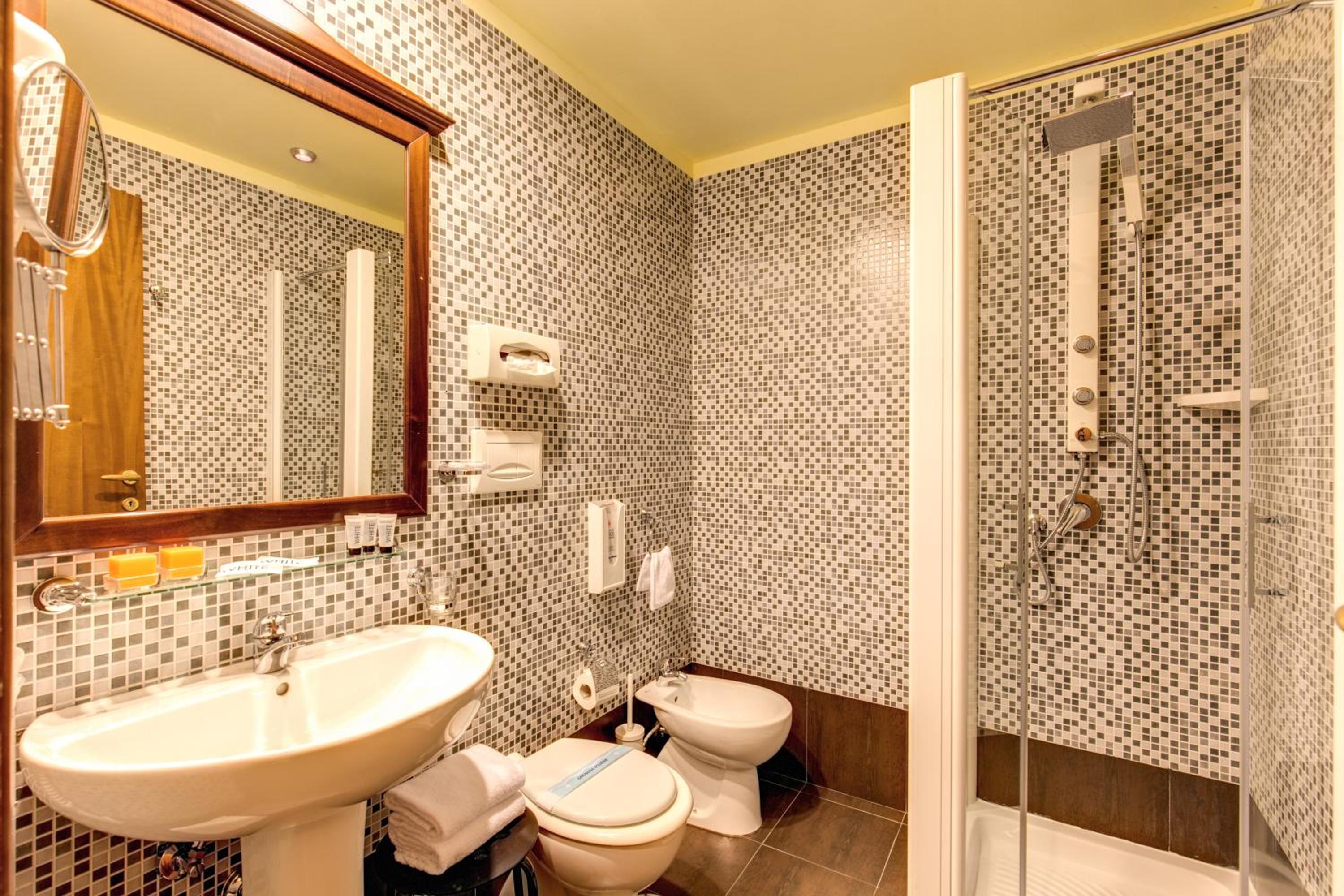 Small Double Room thumbnail 6