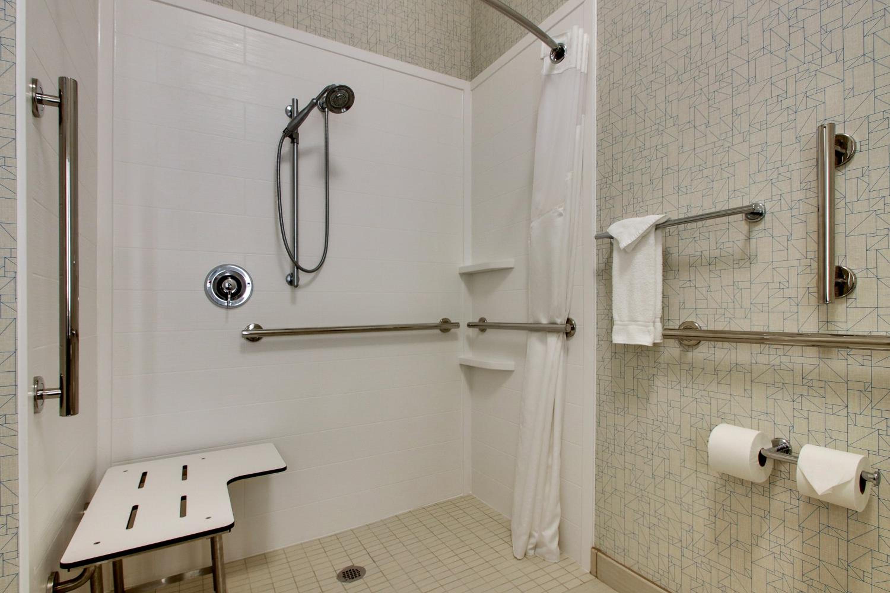 King Room - Mobility Access/Roll in Shower - Non-Smoking - Photo 2