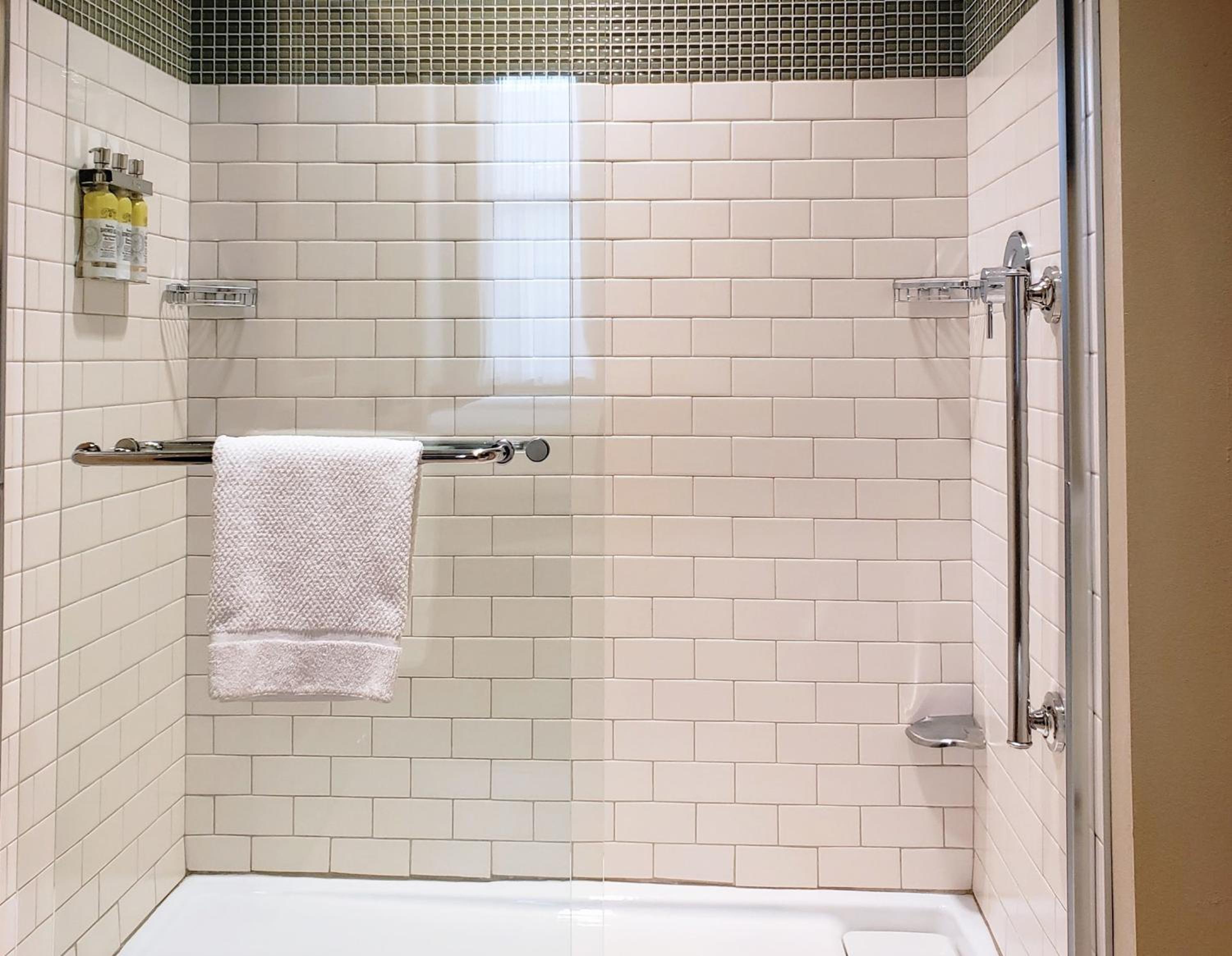 Studio Queen Suite with Two Queen Beds - Communications Accessible photo 3