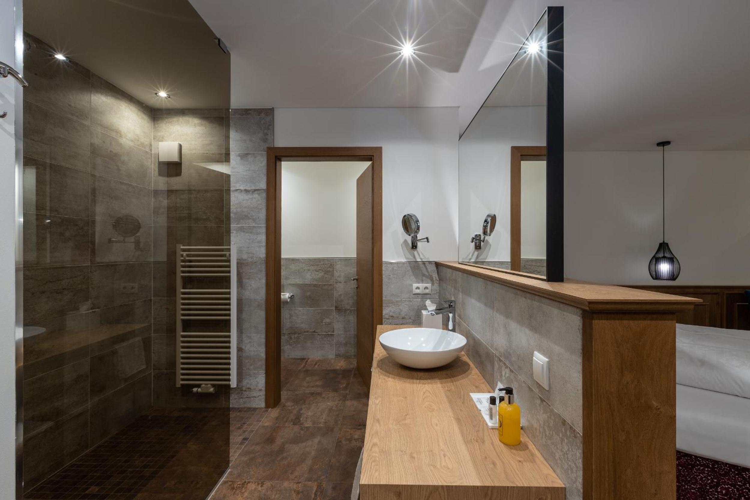 Suite with Hot Tub photo 3