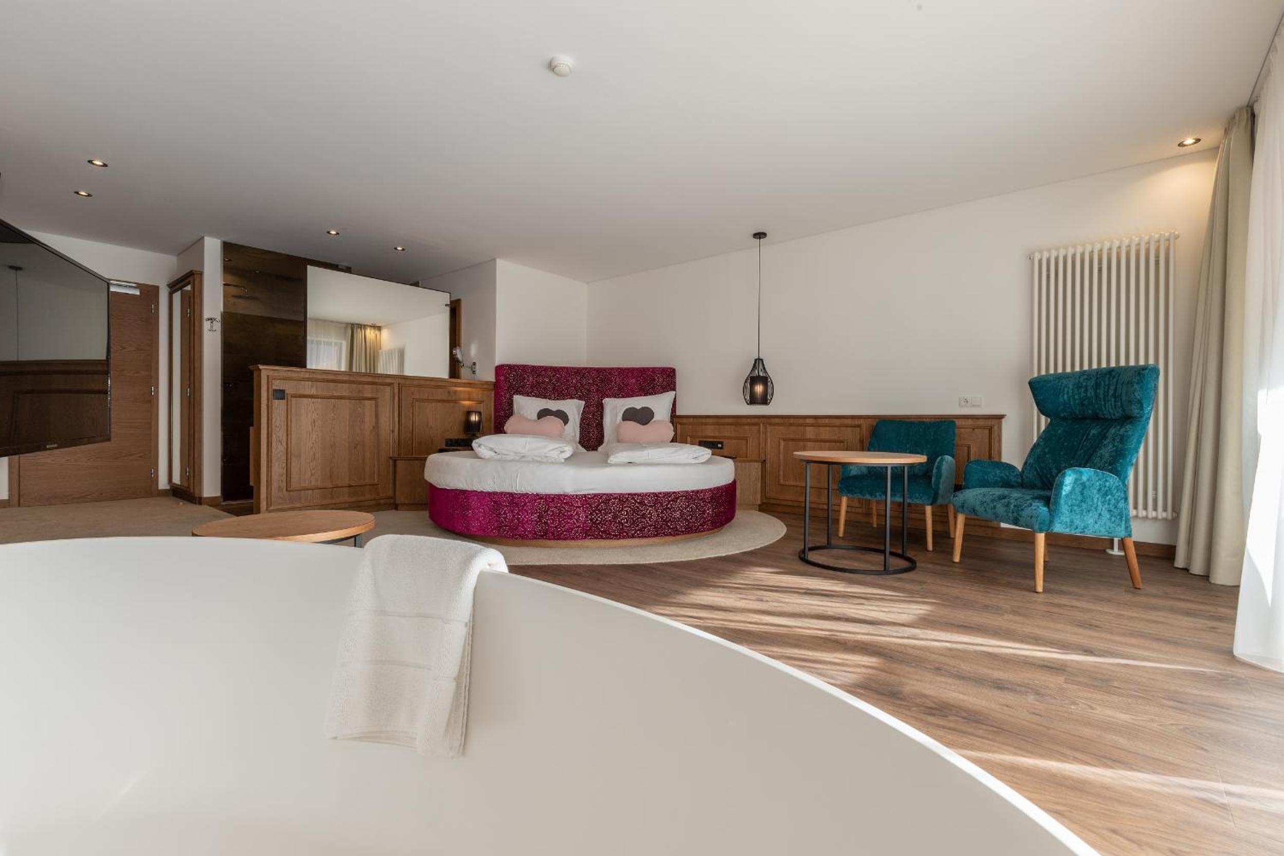 Suite with Hot Tub photo 2