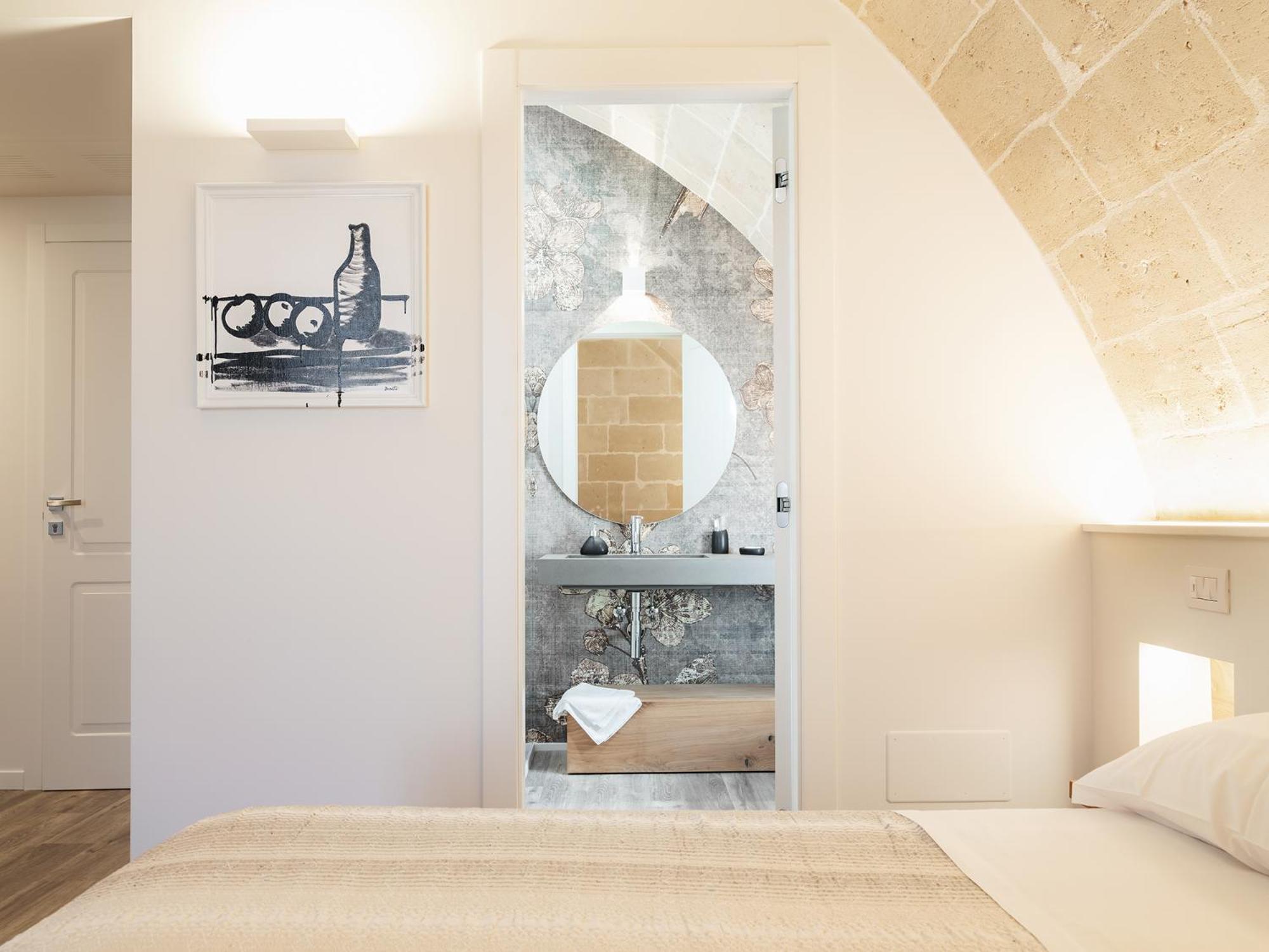 Deluxe Double Room with Balcony - Photo 7