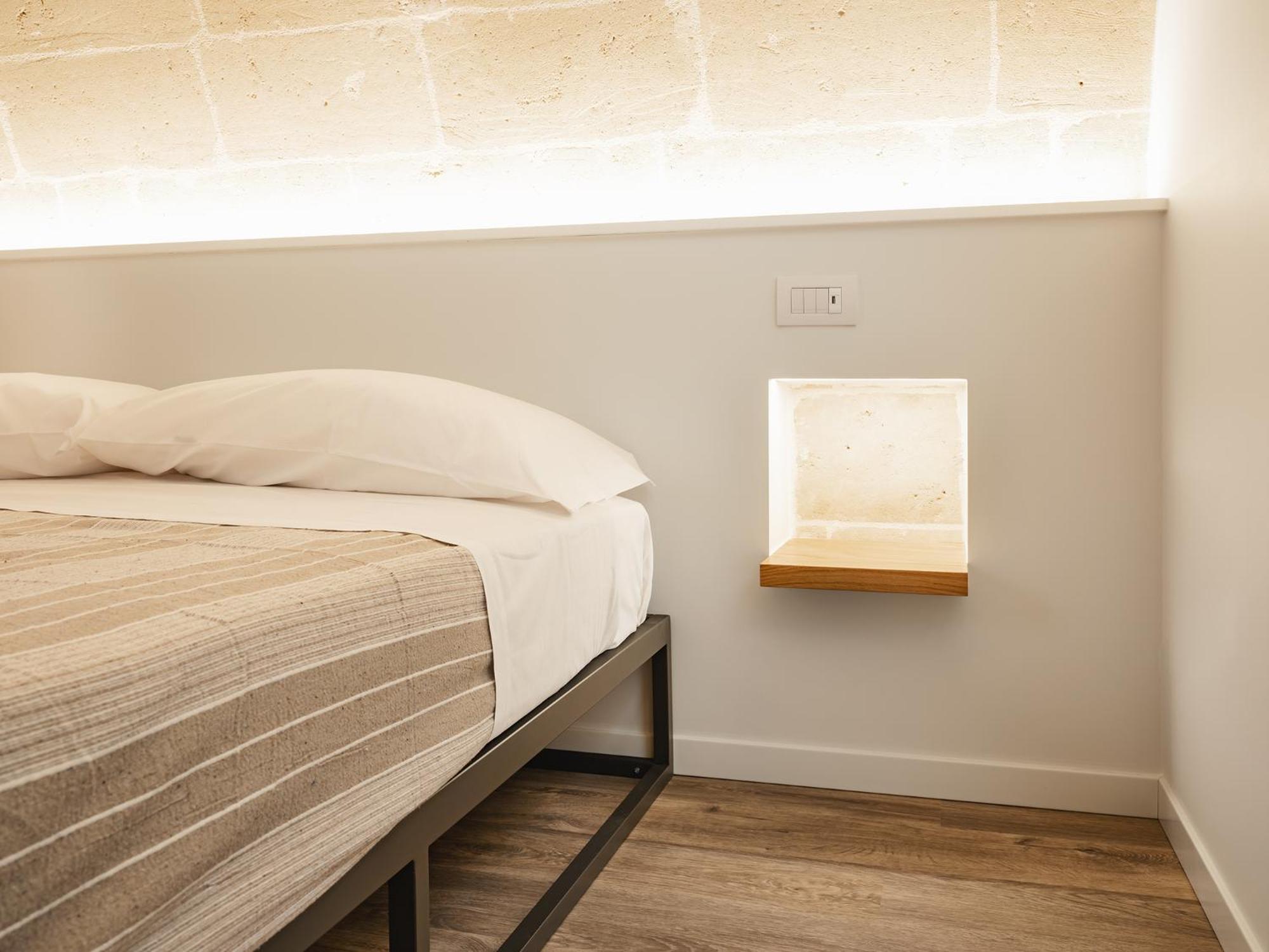Deluxe Double Room with Balcony - Photo 5