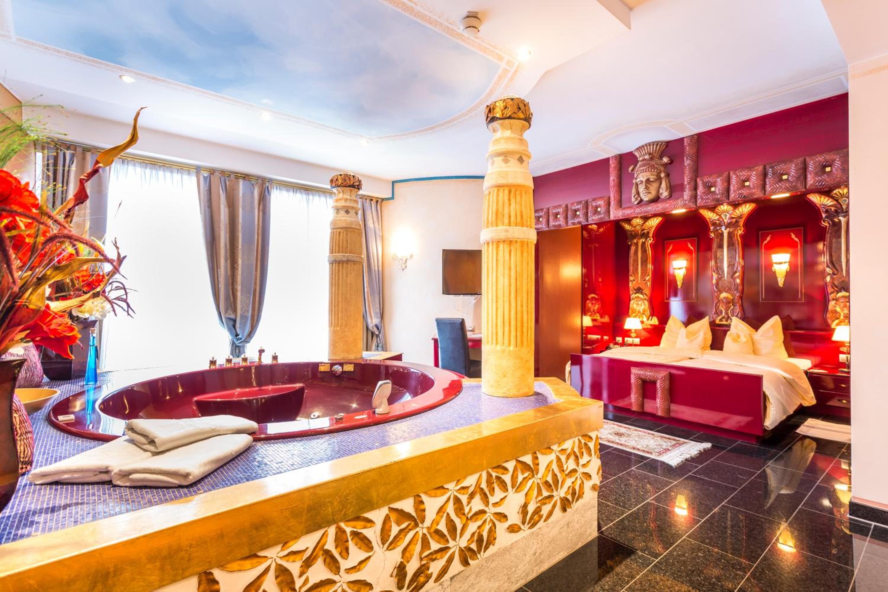 Suite with Hot Tub - Photo 1