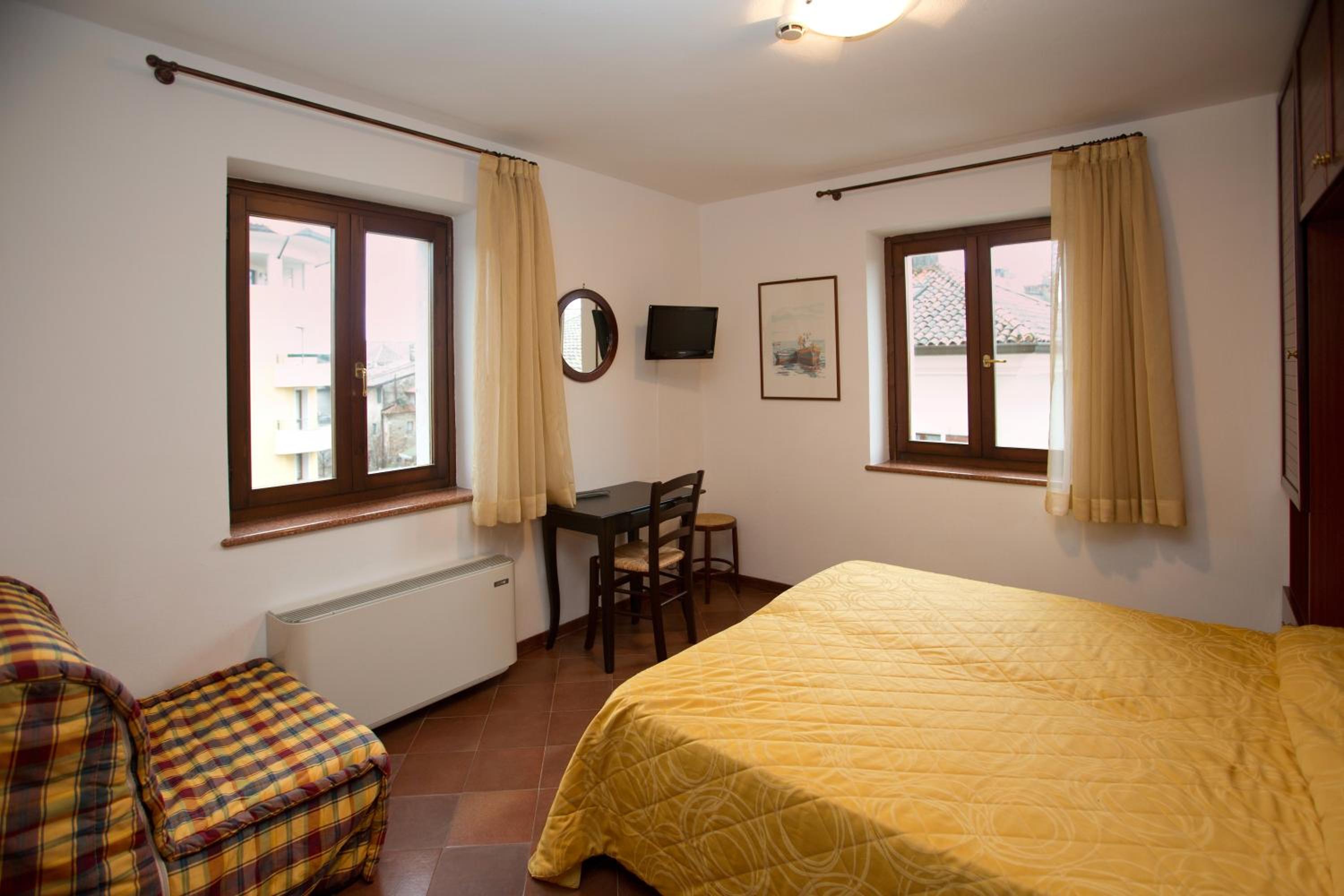 Small Triple Room - Photo 2