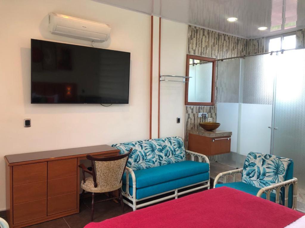 Suite with Hot Tub photo 2