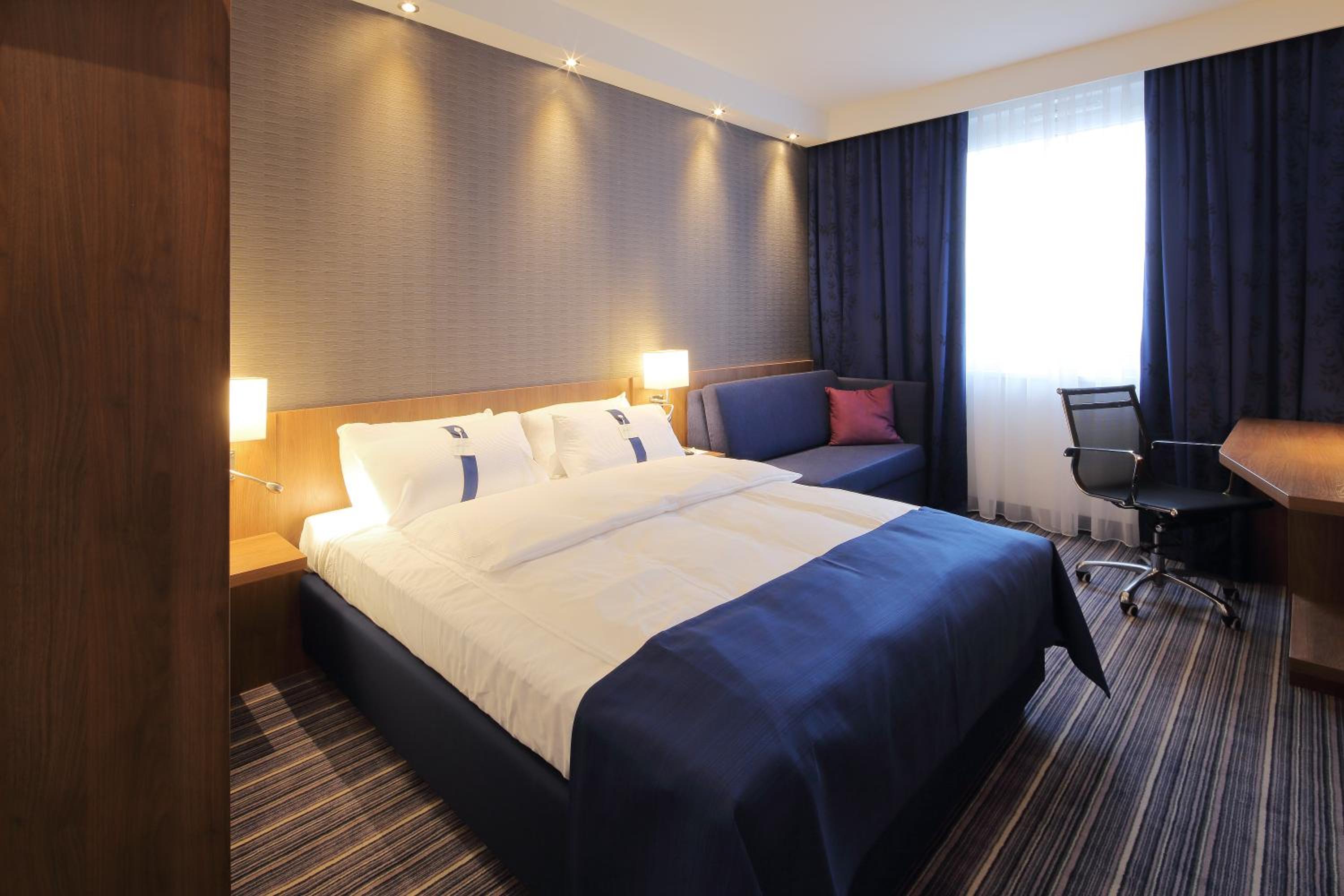 Standard Queen Room with Sofa Bed photo 3
