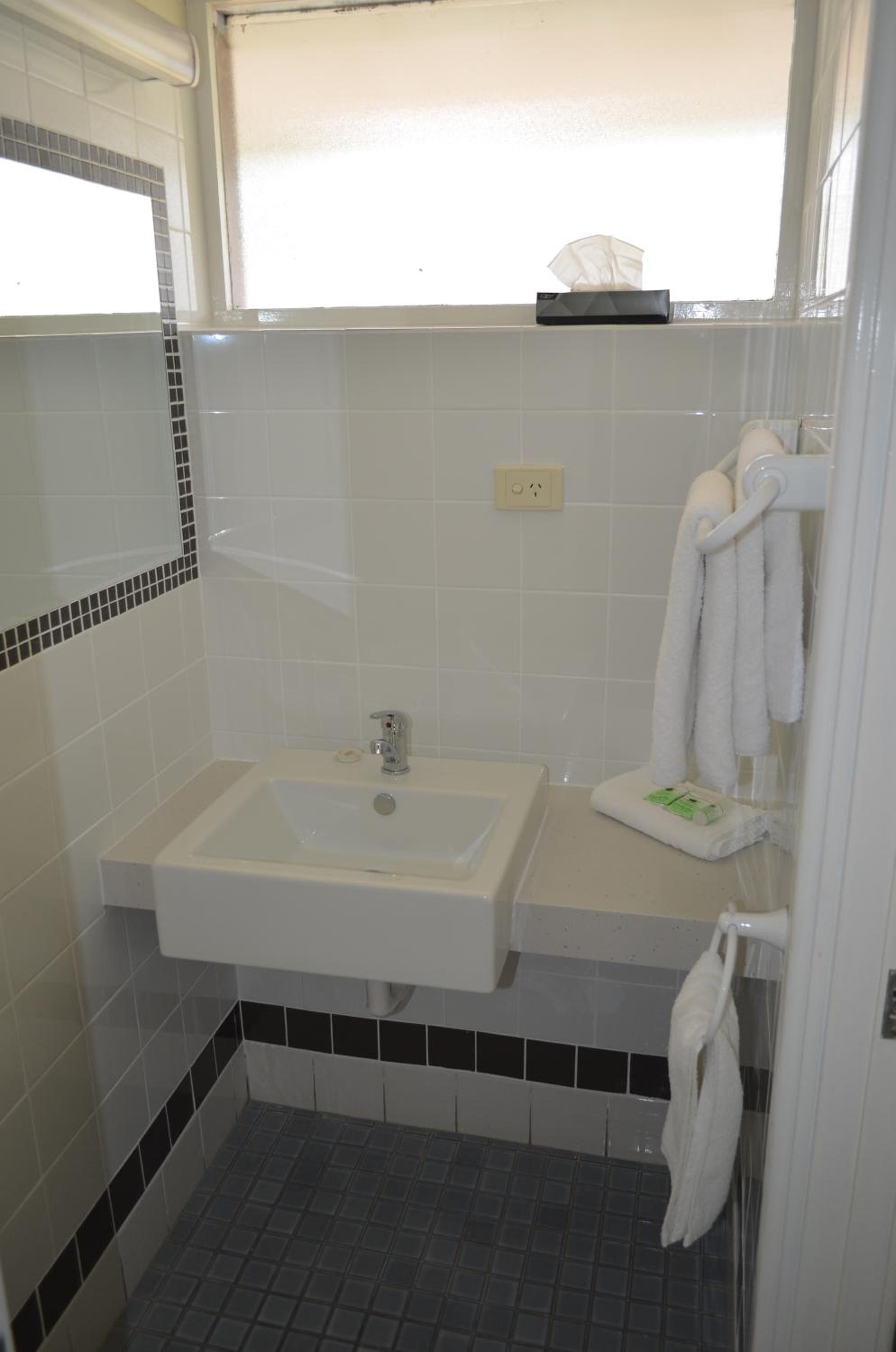 Queen Room with Courtyard - Photo 6