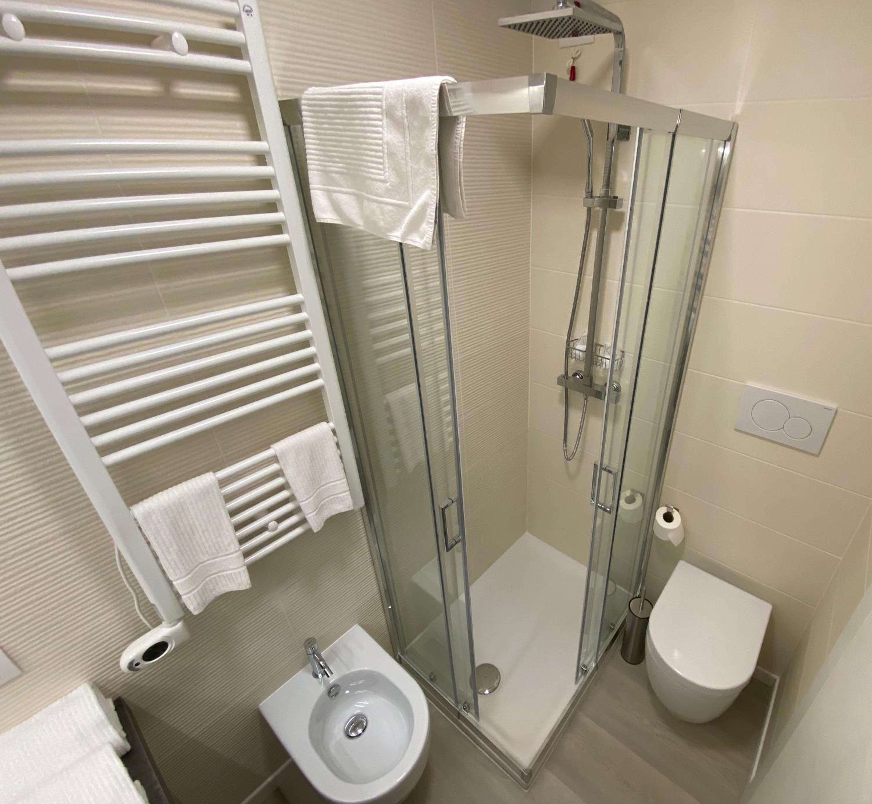 Standard Double Room - Photo 10