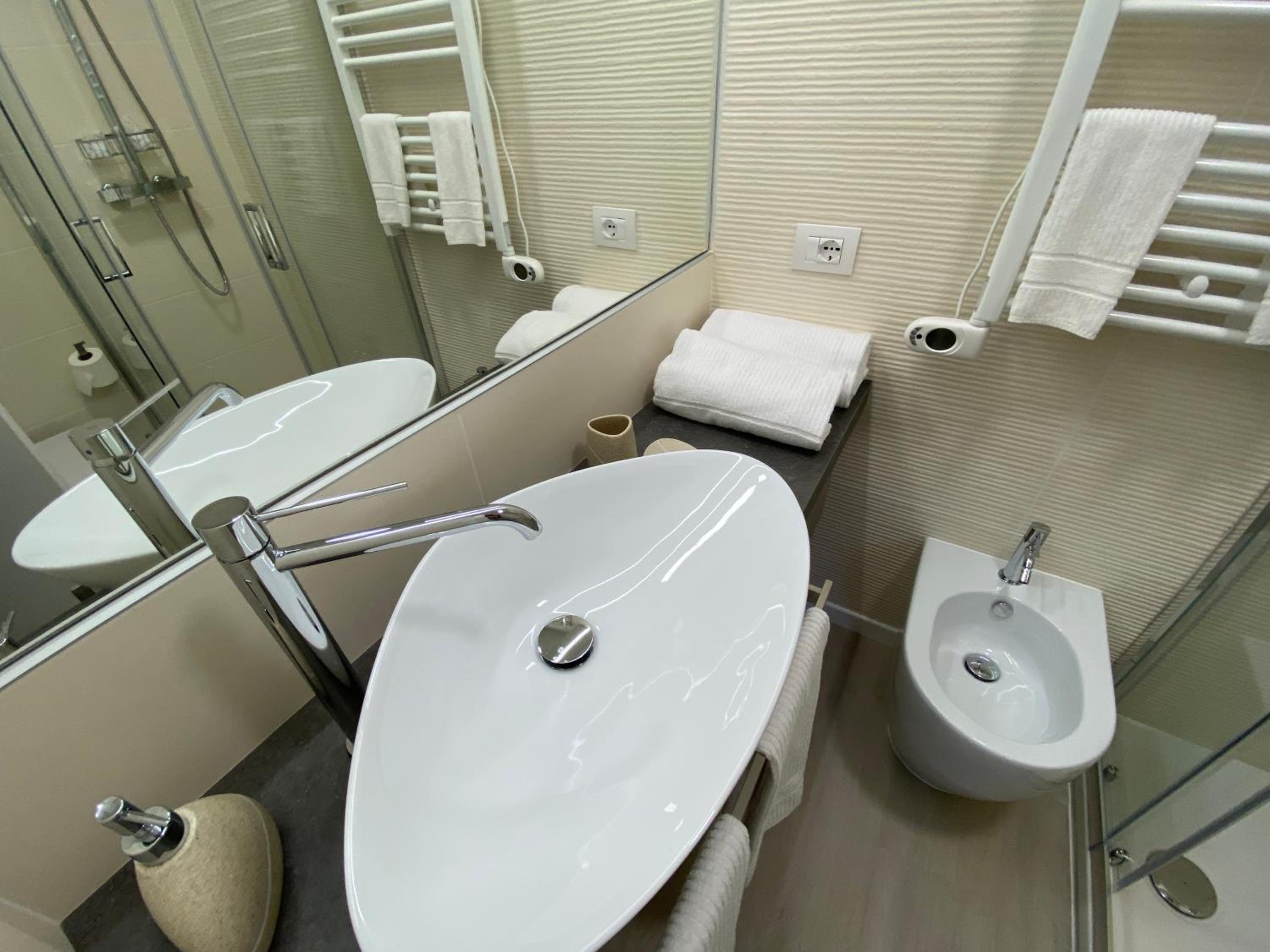 Standard Double Room - Photo 9