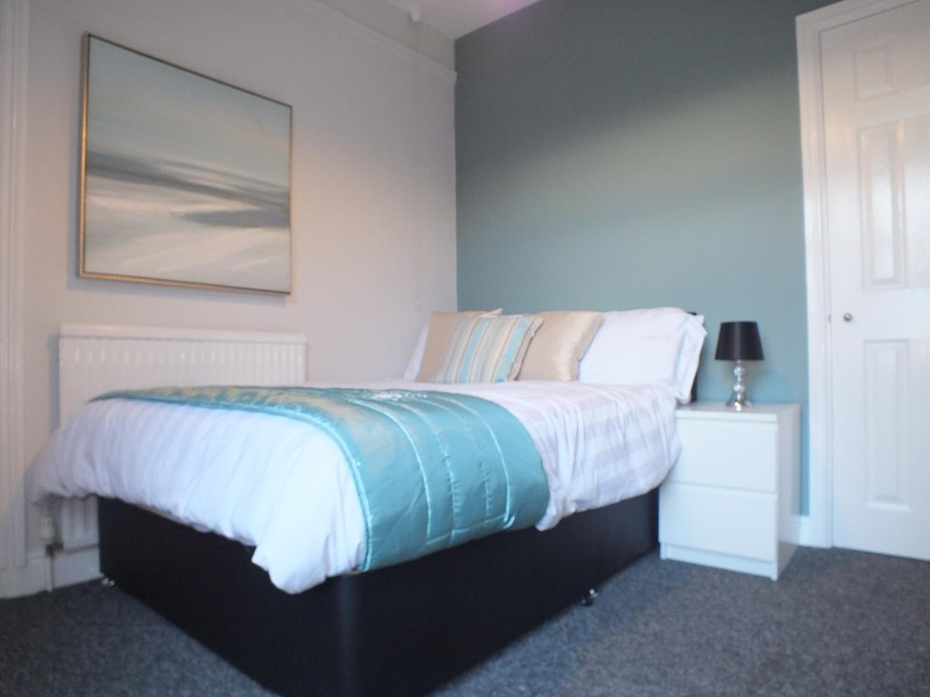 Five-Bedroom House photo 1