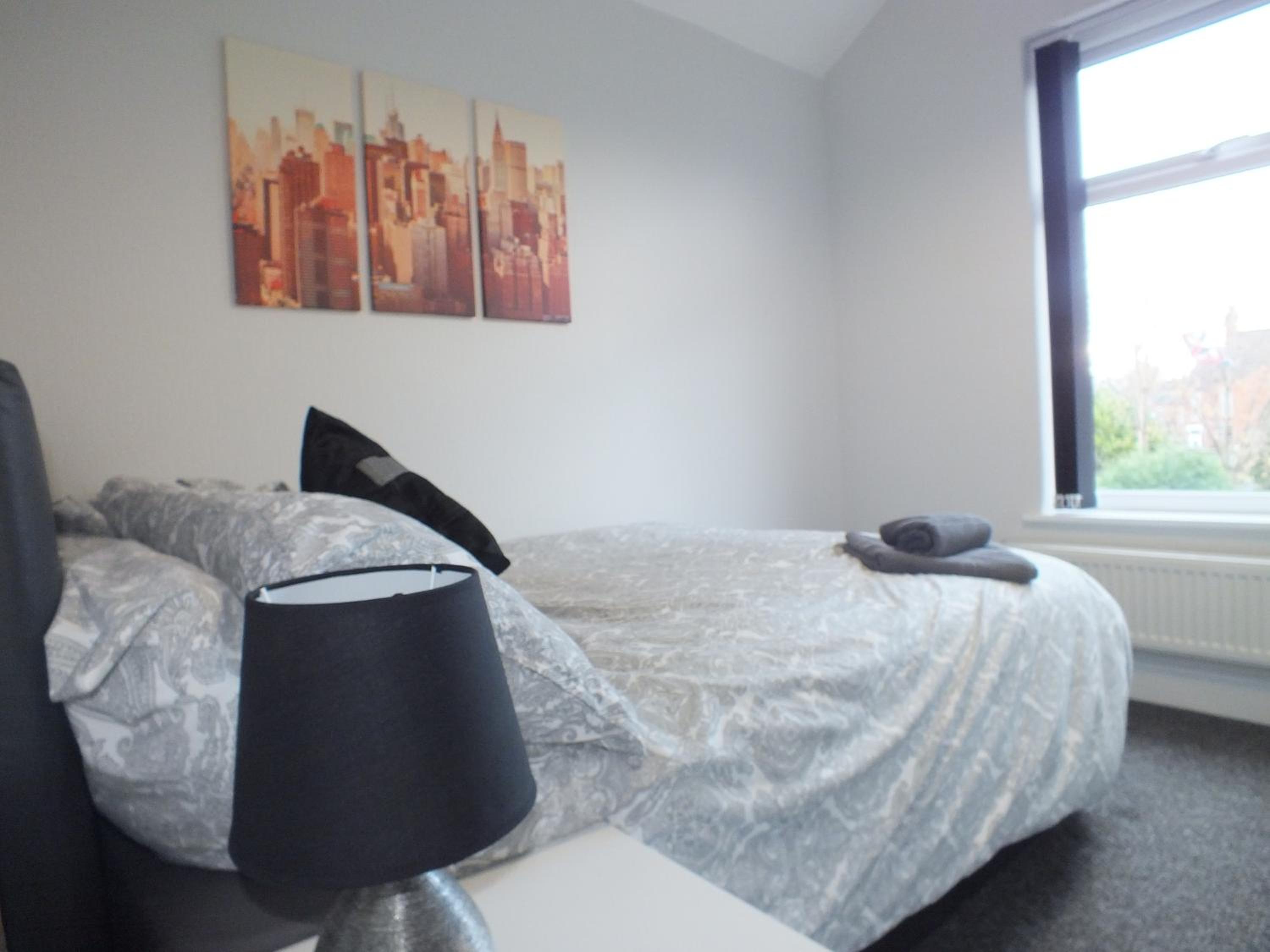 Five-Bedroom House photo 2
