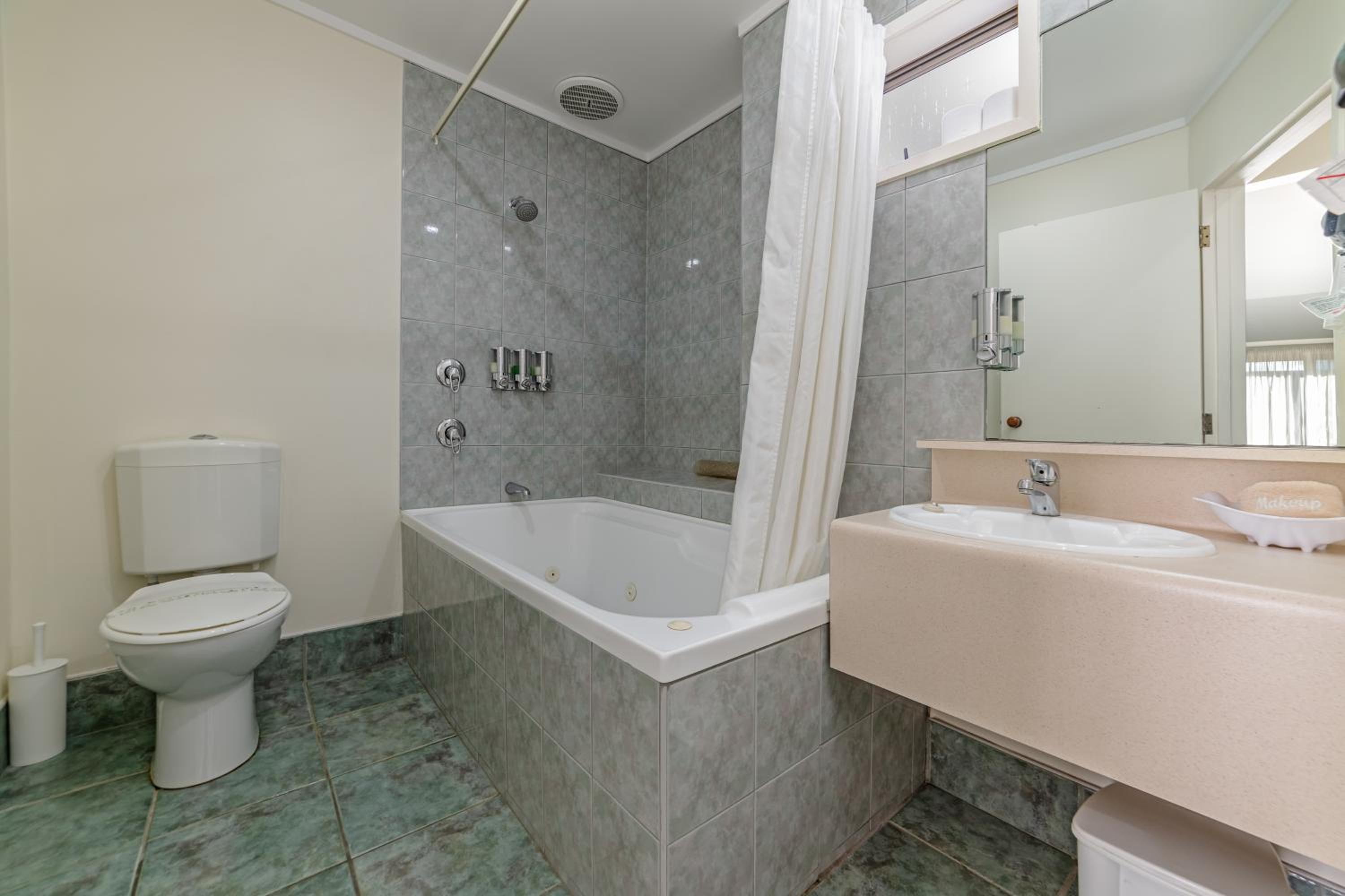 Queen Room with Spa Bath photo 3