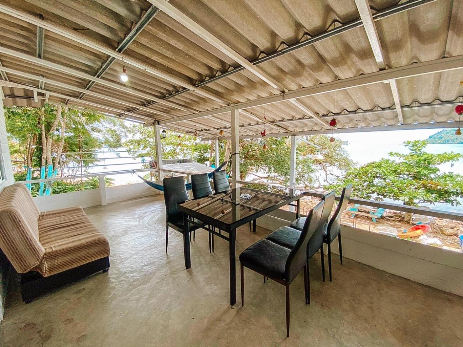 Family Room with Sea View - Photo 10
