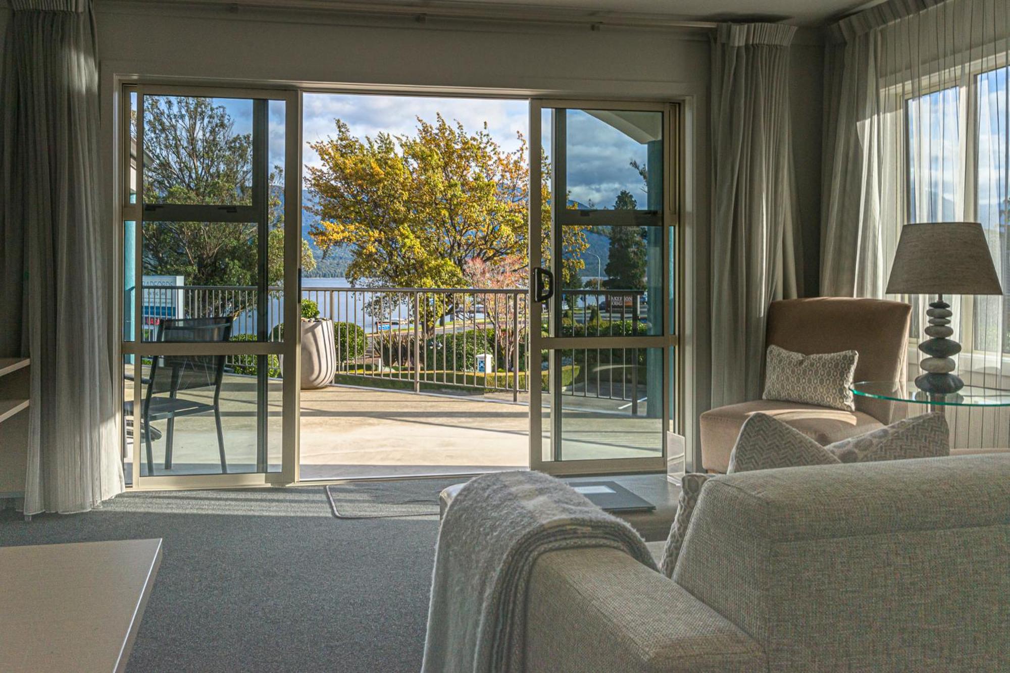 Apartment with Lake View - Photo 2