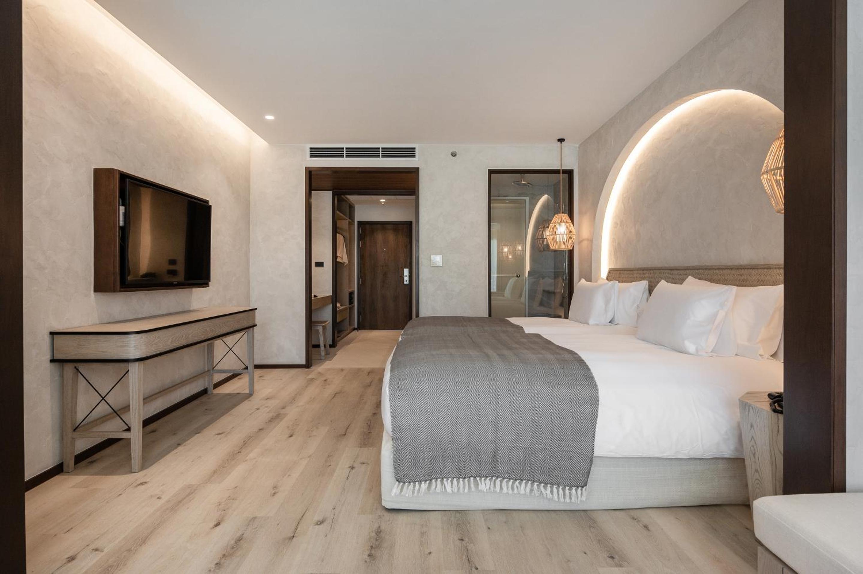 Deluxe King Room with Sea View - Photo 10