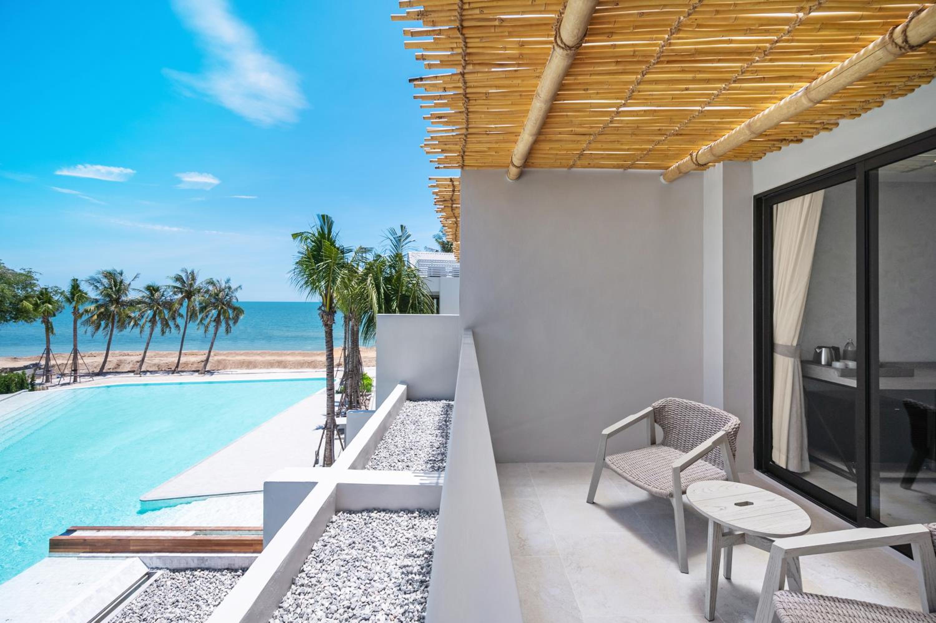 Deluxe King Room with Sea View - Photo 18