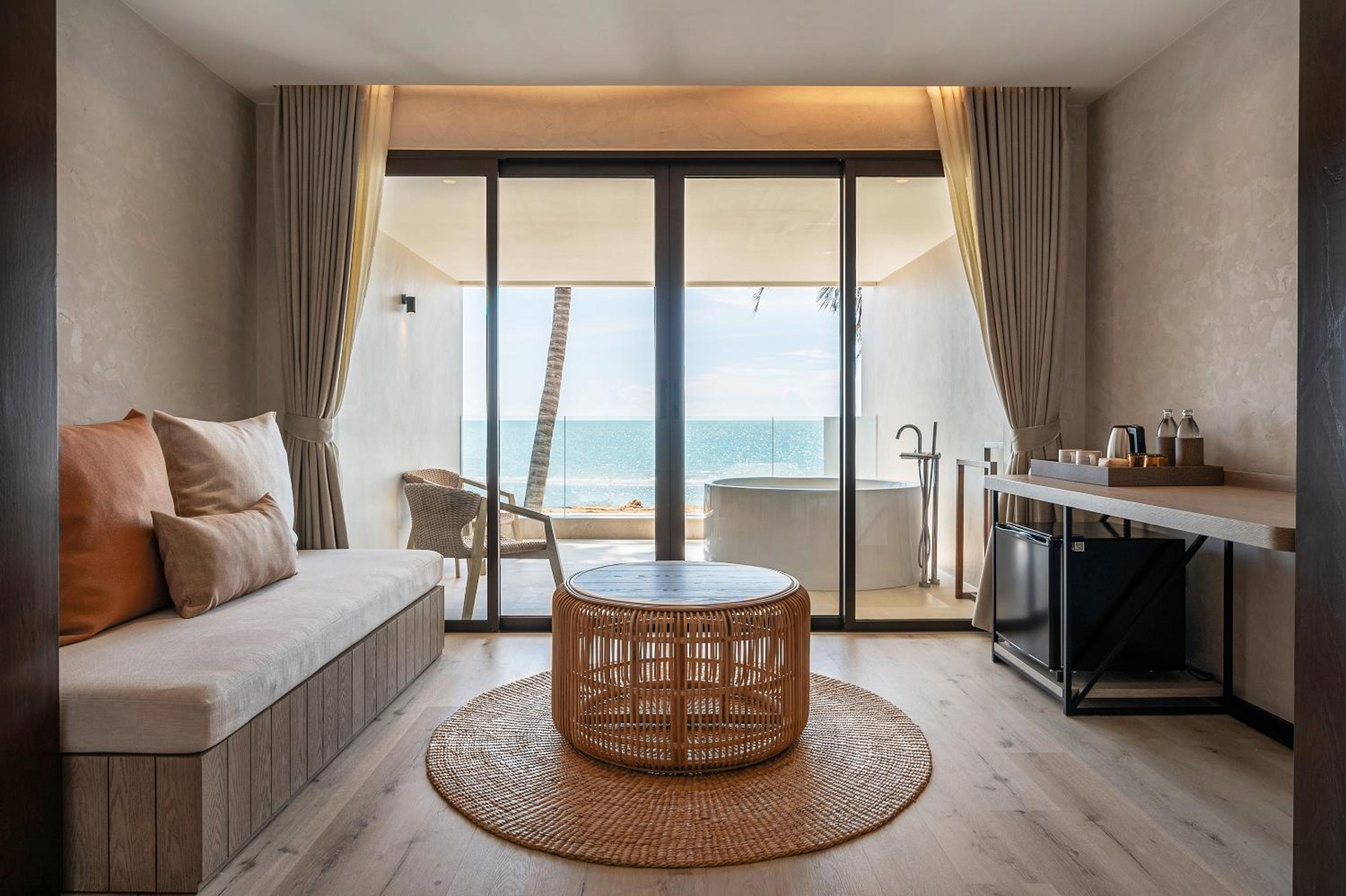 Deluxe King Room Beach Front - Photo 17