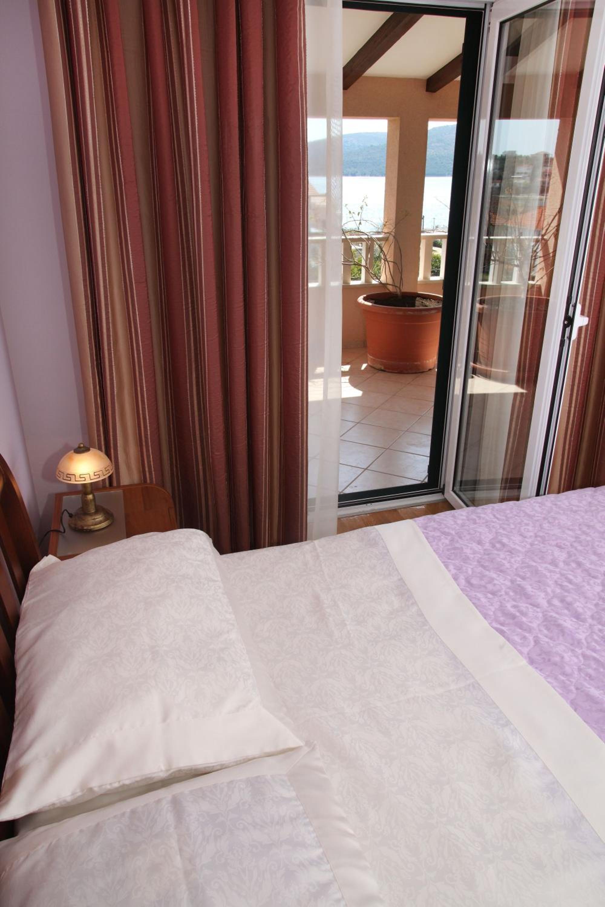 Deluxe Two-Bedroom Apartment with Balcony and Sea View photo 3