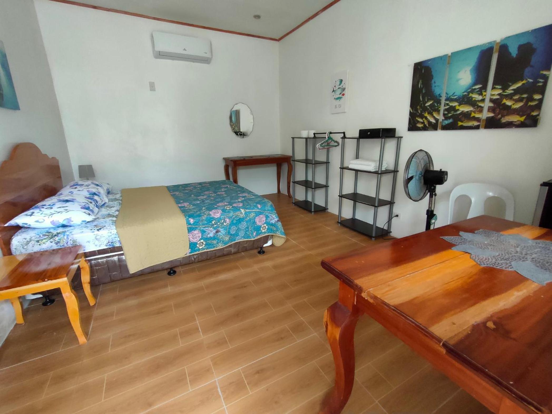 Deluxe Double Room with Side Sea View