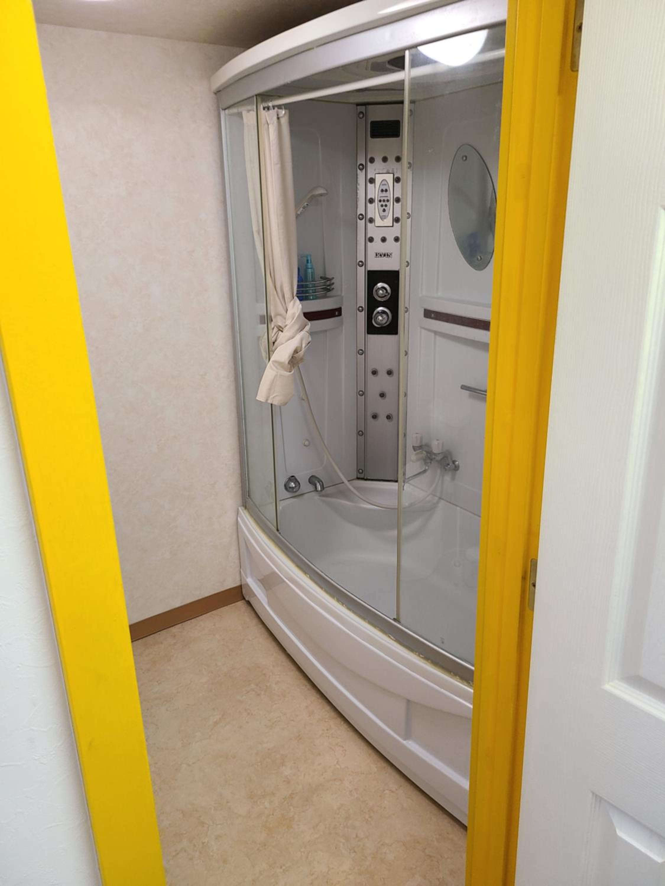 Economy Twin Room - Photo 11