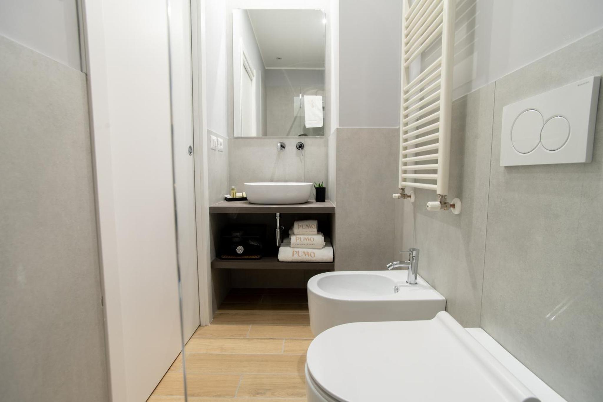 Double Room with Balcony - Photo 8