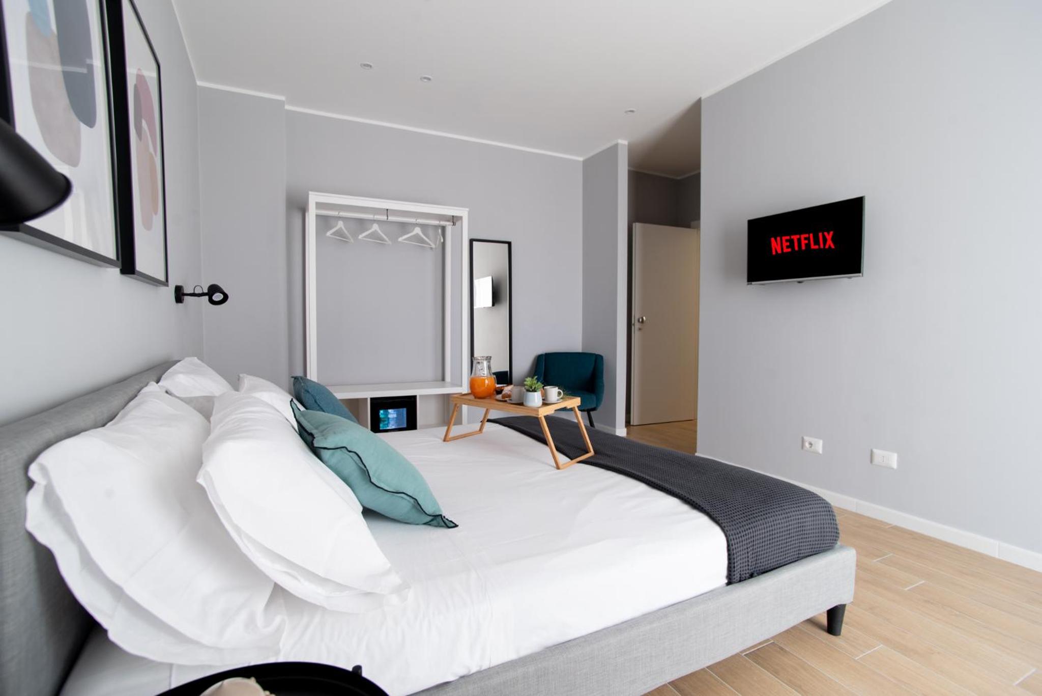 King Room with Balcony - Photo 16