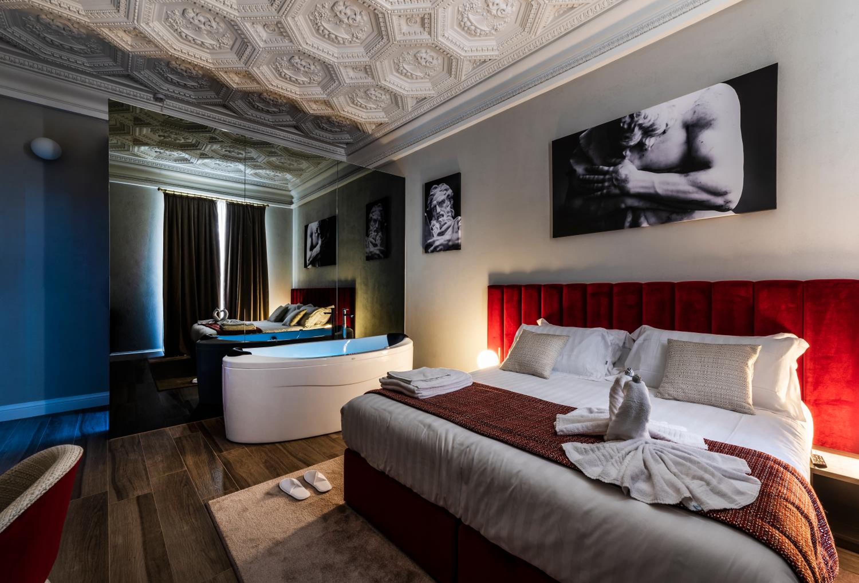 Deluxe Suite with Spa Bath photo 1
