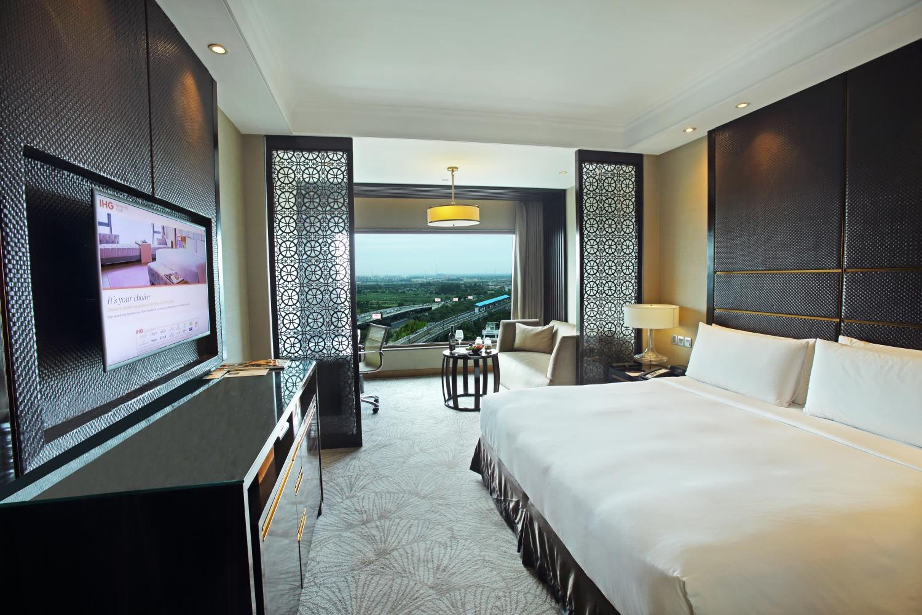 Standard Room, 1 King Bed, Accessible, Pool View