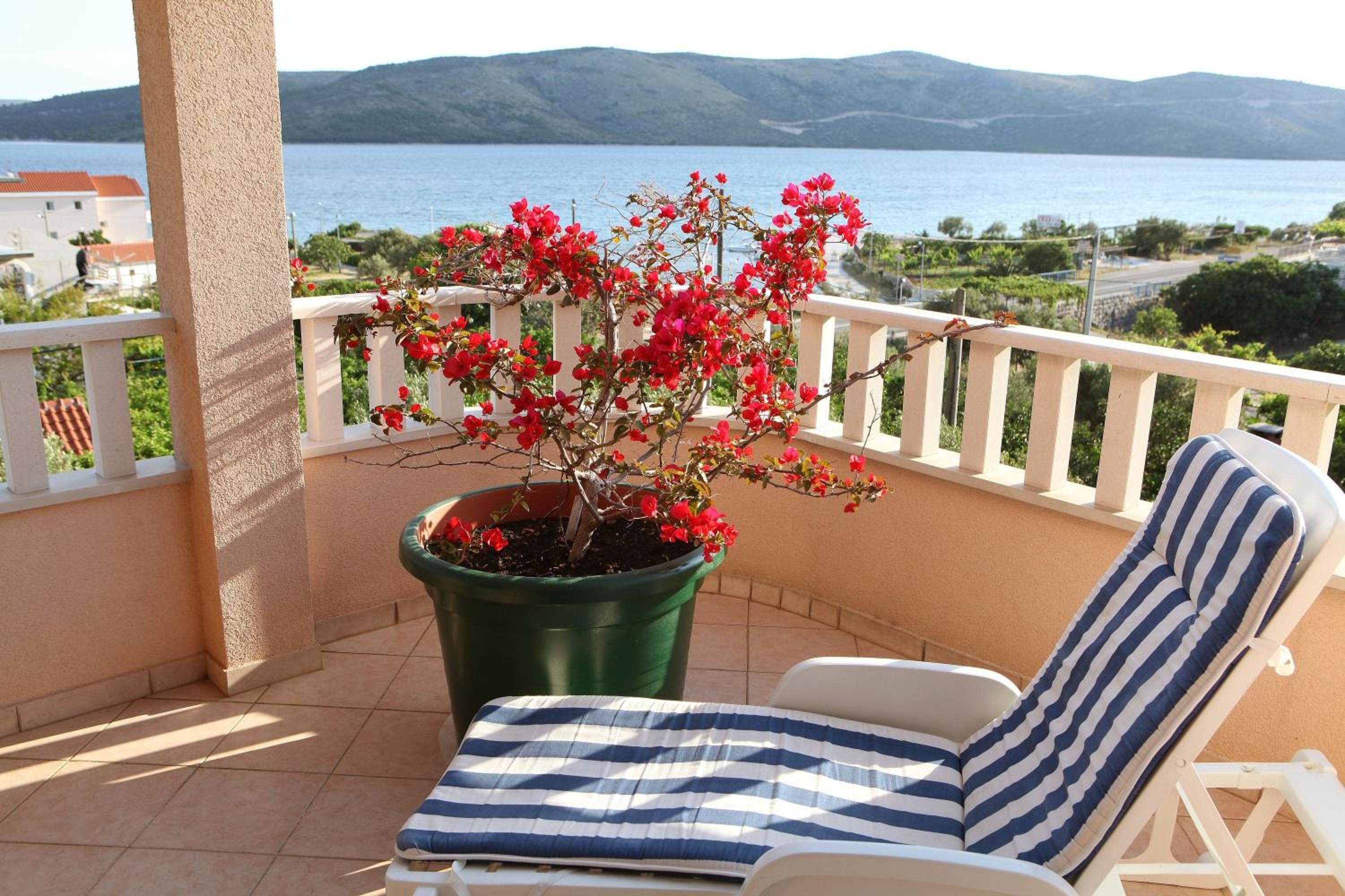 Two-Bedroom Apartment with Balcony and Sea View photo 3