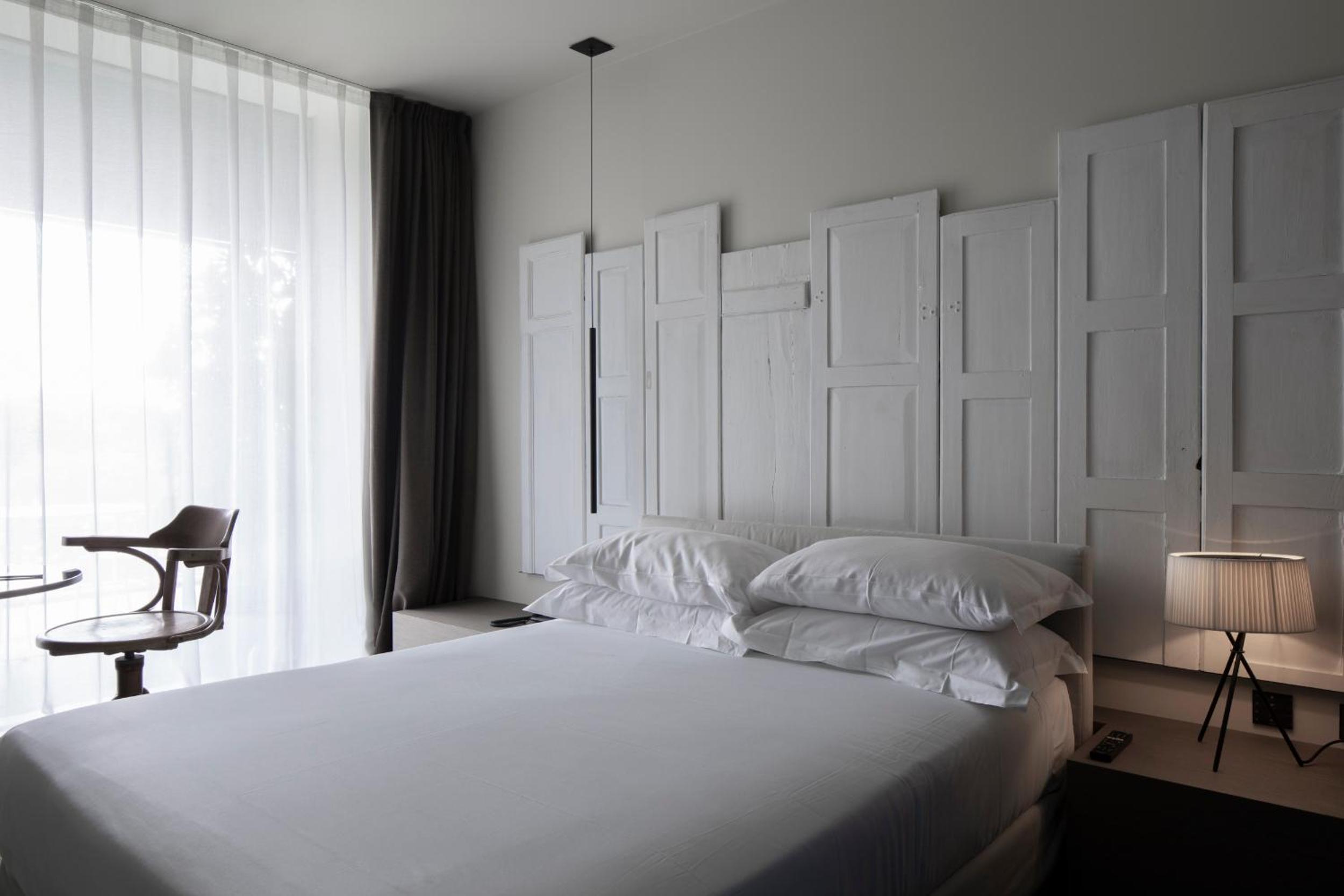 Double Room with Lake View - Photo 4