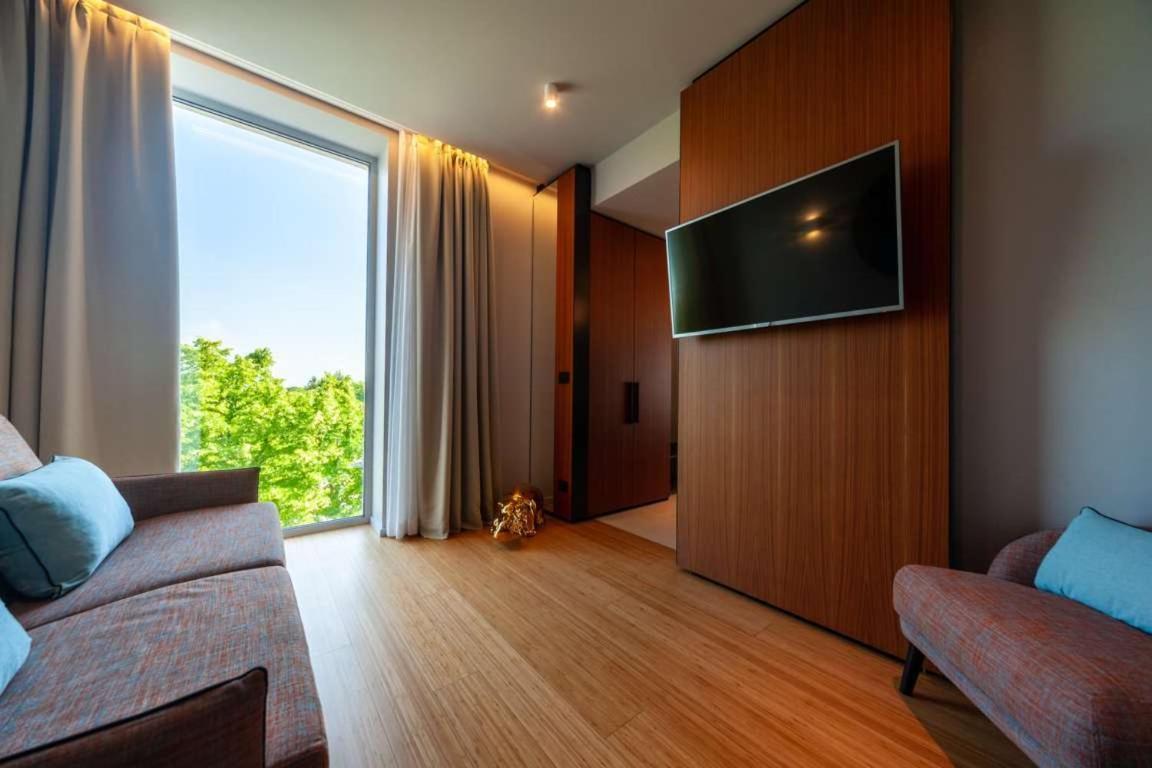 Suite with Lake View and Spa Access