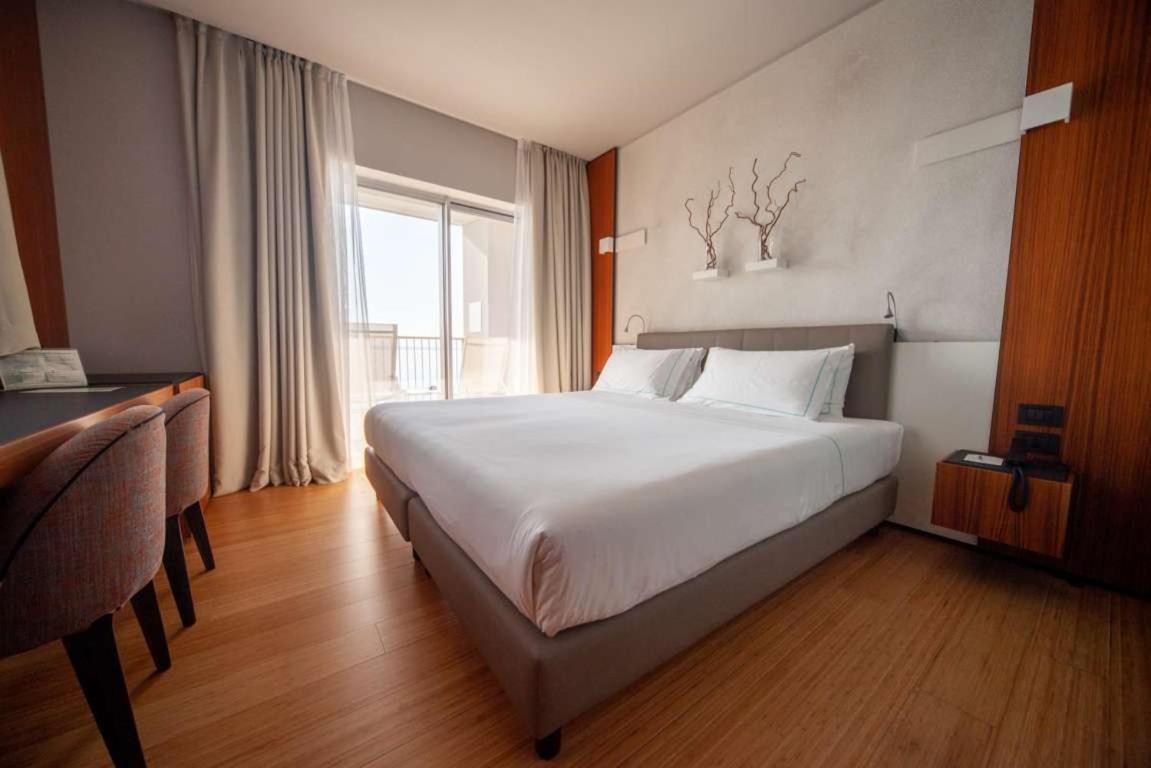 Suite with Lake View and Spa Access photo 3