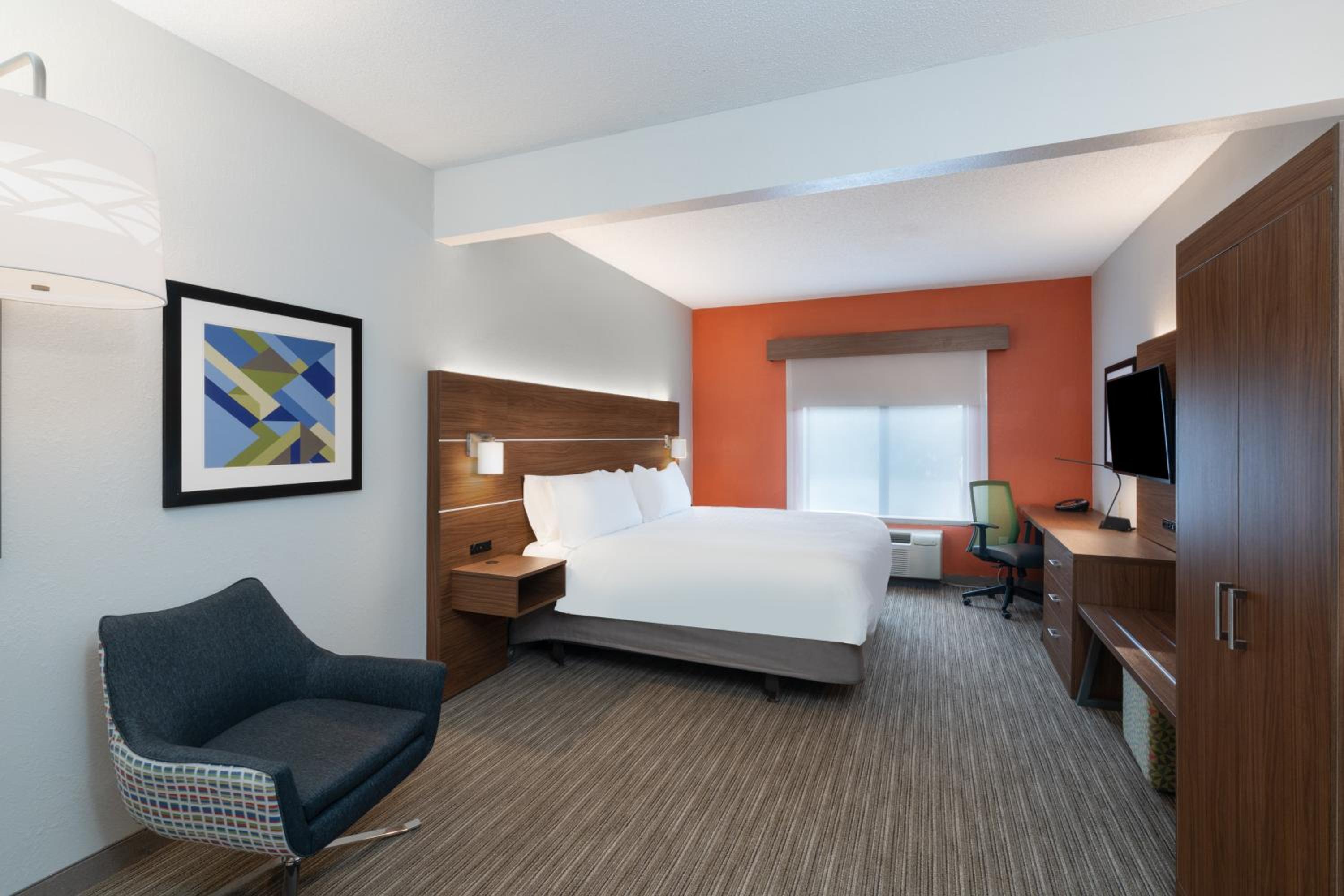 One-Bedroom King Suite with Mobility Accessible Tub photo 3