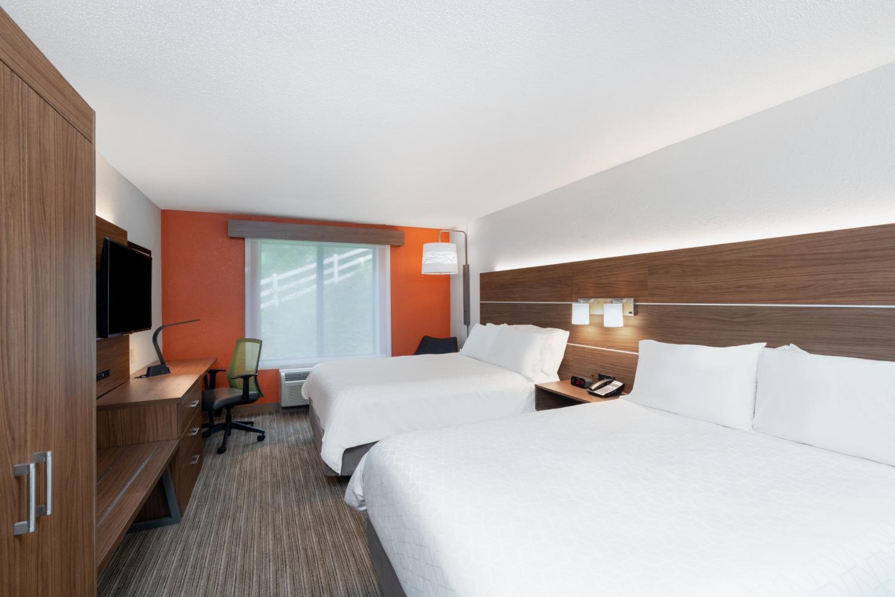 Standard Queen Room with Two Queen Beds photo 2