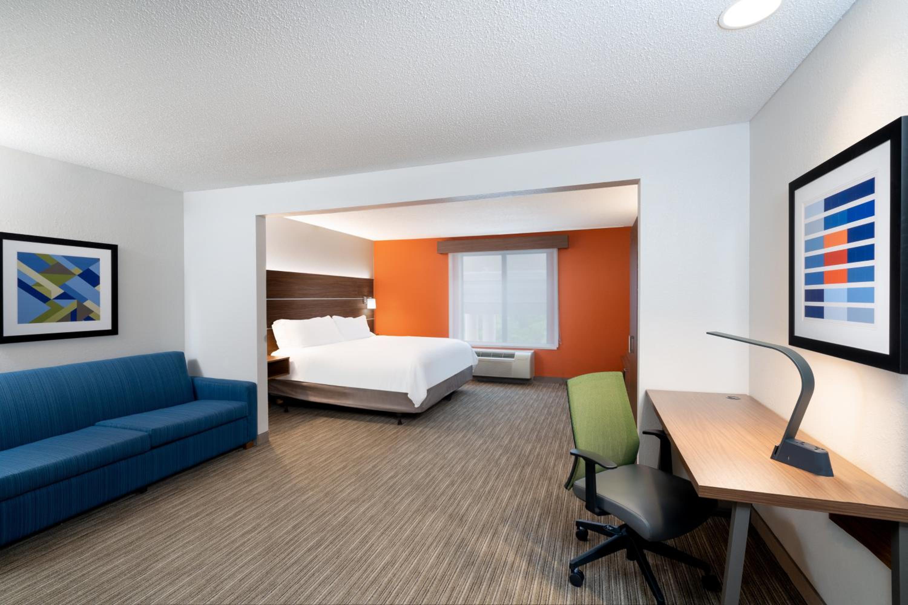 One-Bedroom King Suite with Sofa Bed photo 1